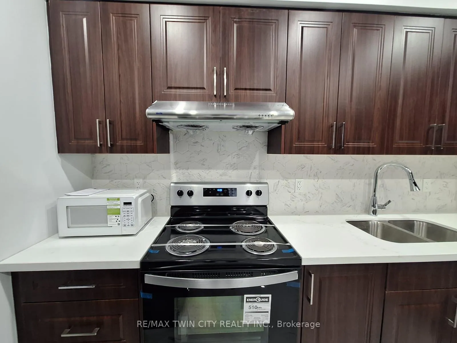 Photo 16 of 15 Spring Creek Street, Kitchener, Grand River South — HOMEH