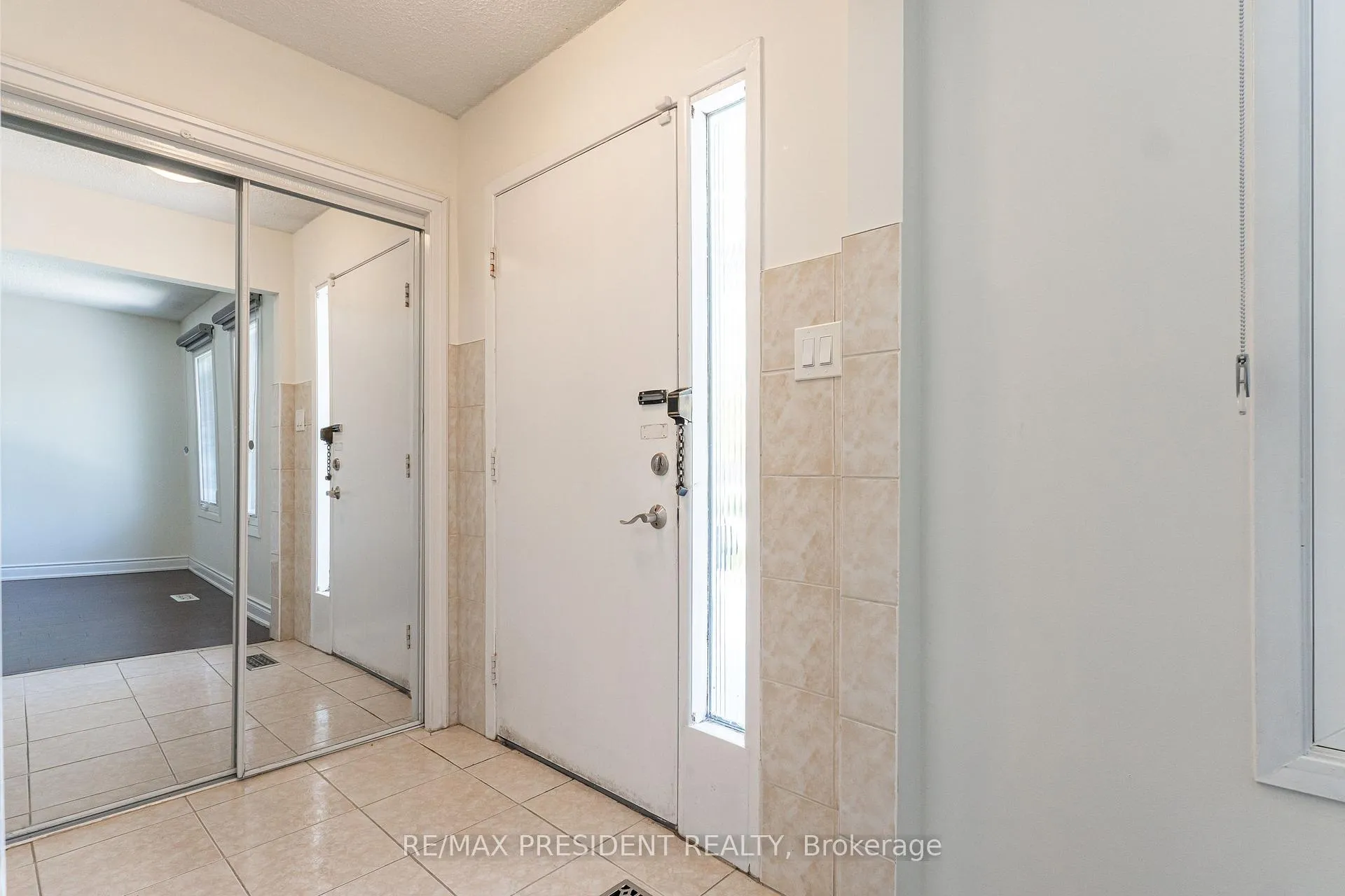 Photo 3 of Unit (Upper), 17 Manitou Crescent, Brampton, Central Park — HOMEH