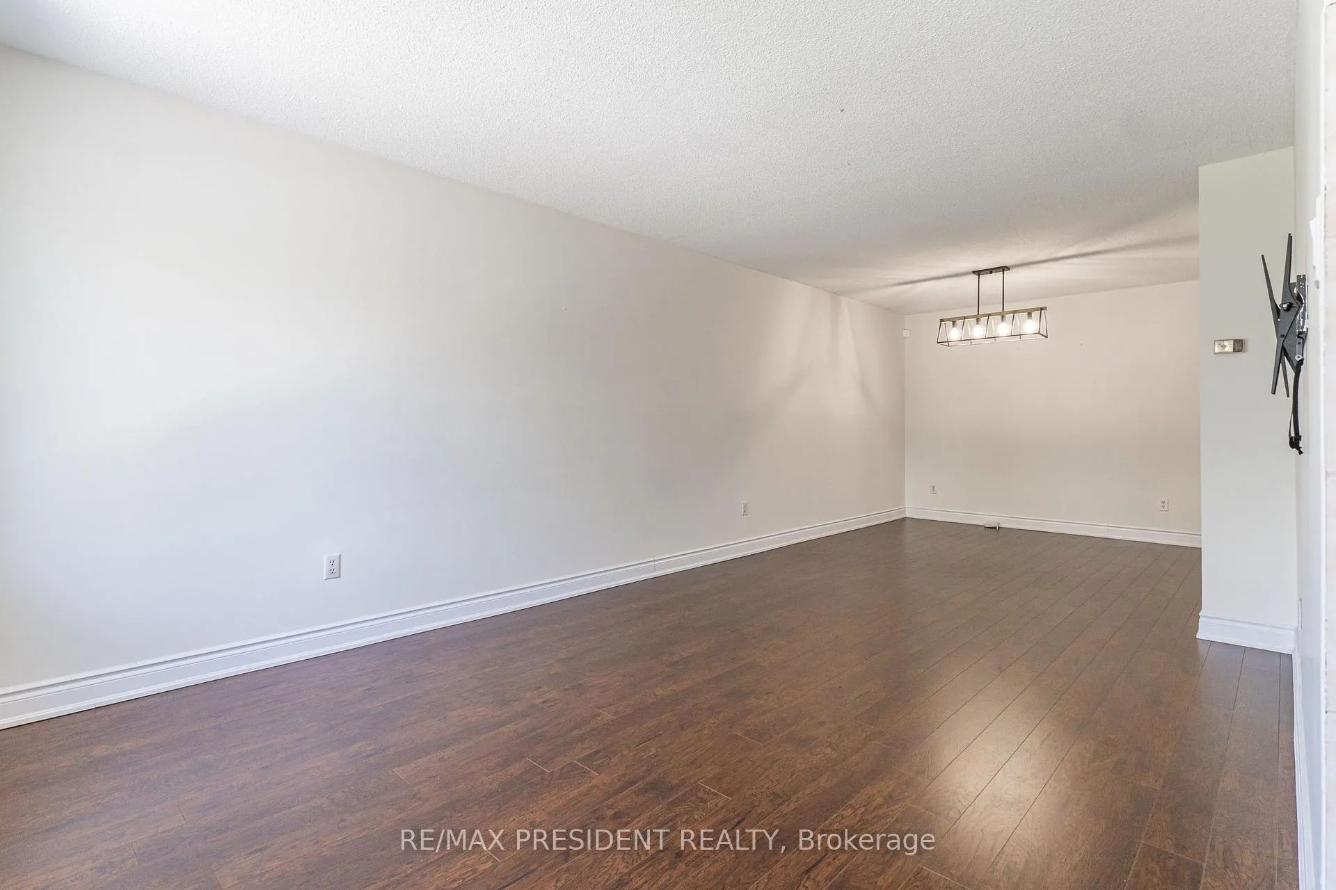 Photo 4 of Unit (Upper), 17 Manitou Crescent, Brampton, Central Park — HOMEH