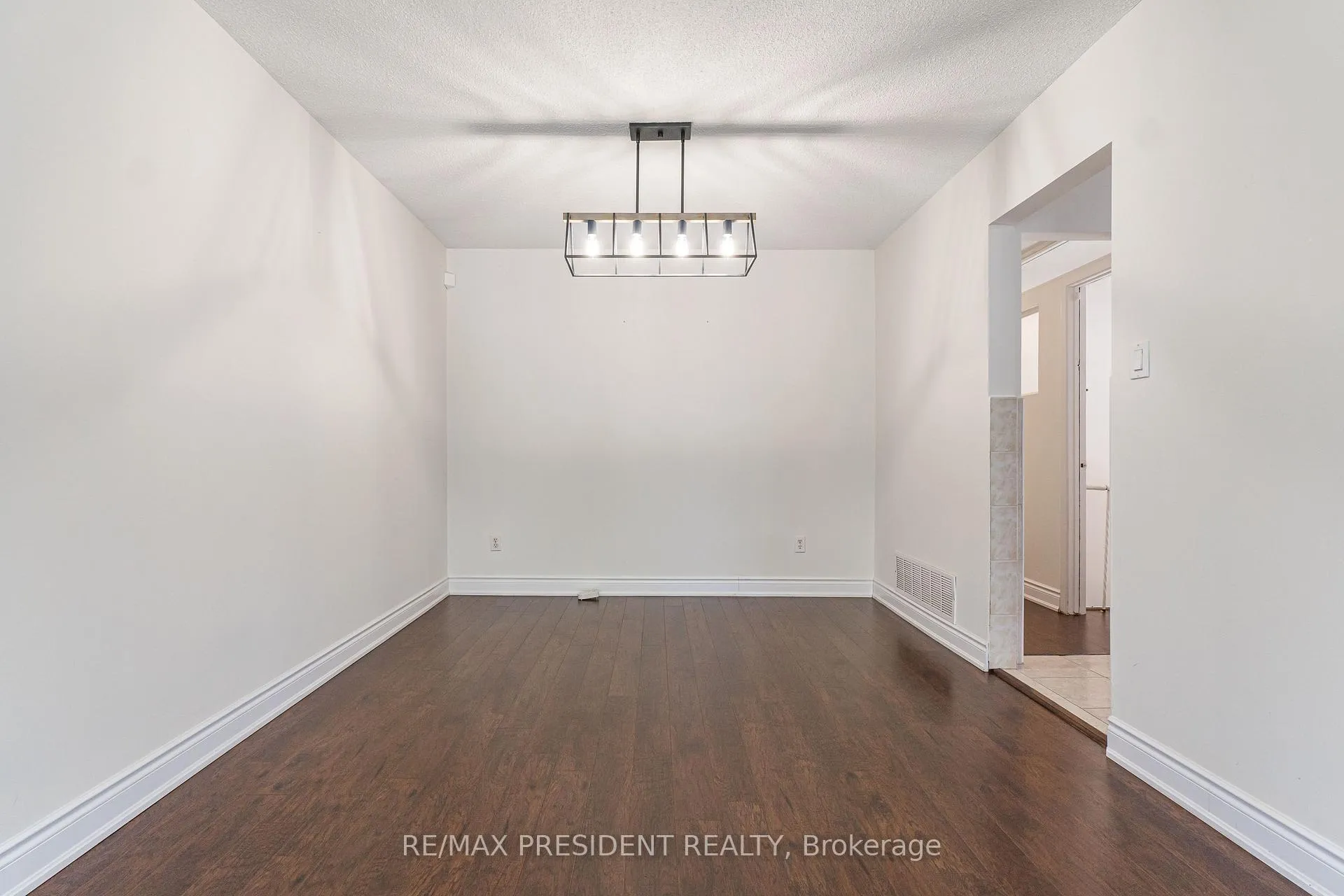 Photo 5 of Unit (Upper), 17 Manitou Crescent, Brampton, Central Park — HOMEH