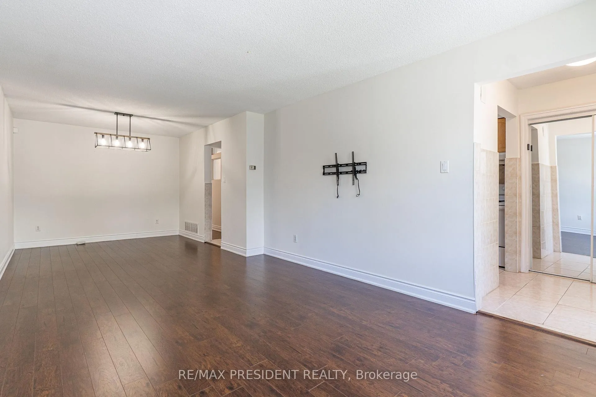Photo 6 of Unit (Upper), 17 Manitou Crescent, Brampton, Central Park — HOMEH