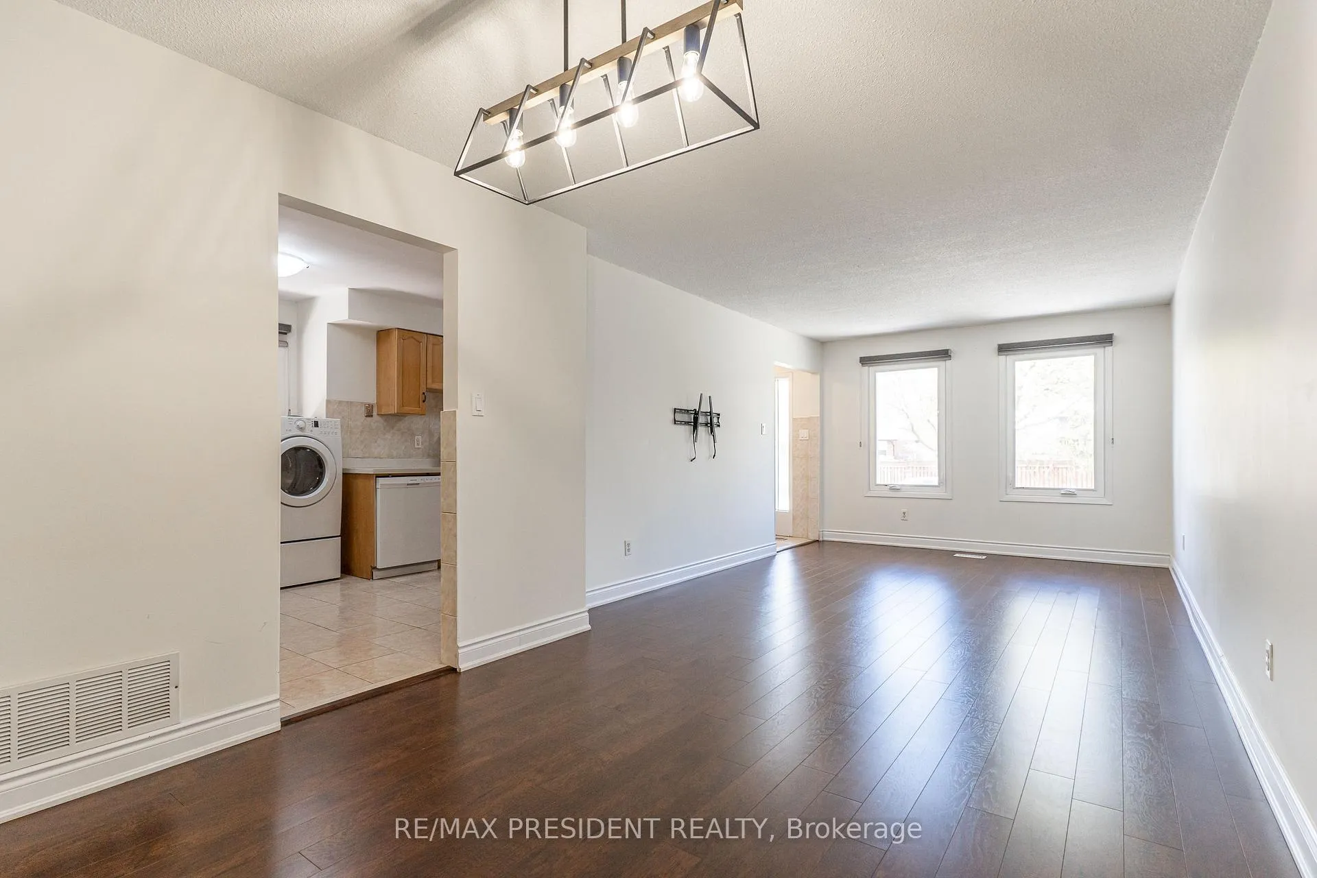 Photo 7 of Unit (Upper), 17 Manitou Crescent, Brampton, Central Park — HOMEH