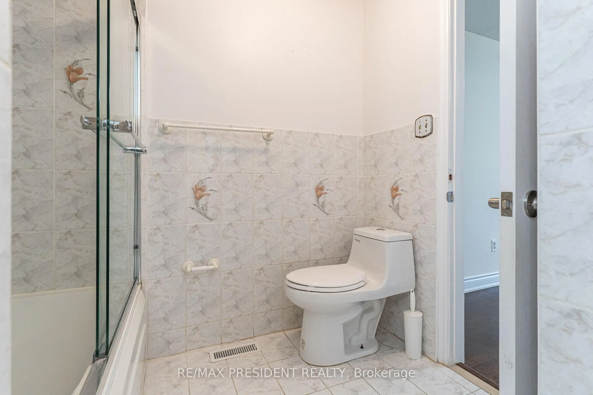 Photo 16 of Unit (Upper), 17 Manitou Crescent, Brampton, Central Park — HOMEH