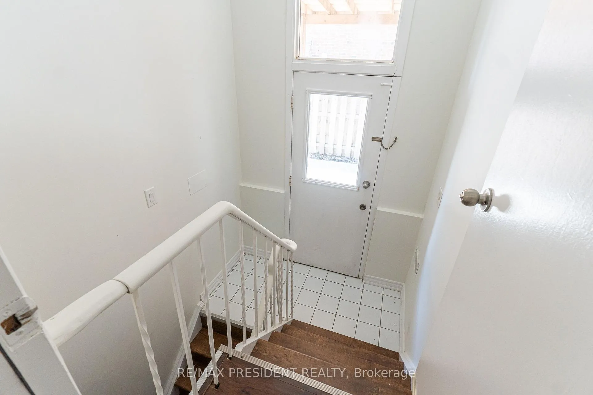 Photo 24 of Unit (Upper), 17 Manitou Crescent, Brampton, Central Park — HOMEH