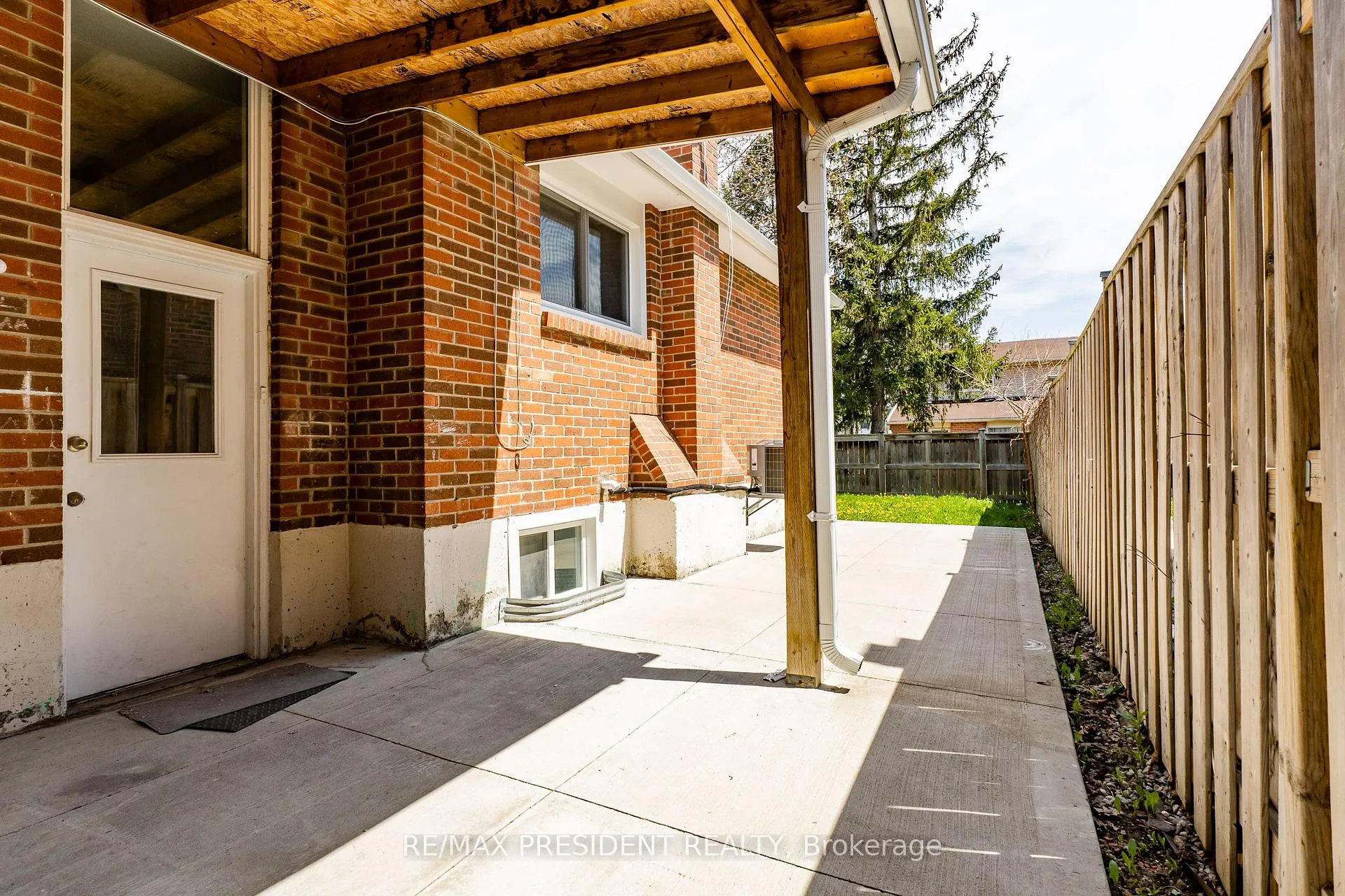 Photo 25 of Unit (Upper), 17 Manitou Crescent, Brampton, Central Park — HOMEH