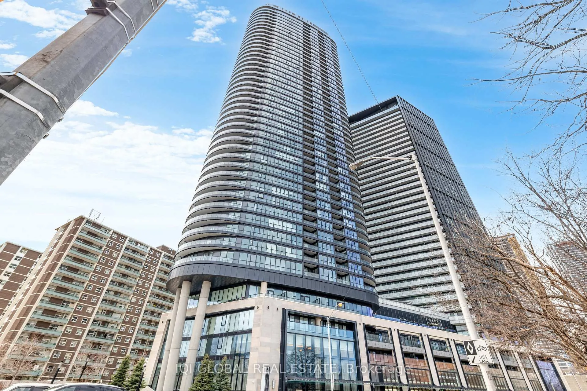 Front of Unit 922, 585 Bloor Street E