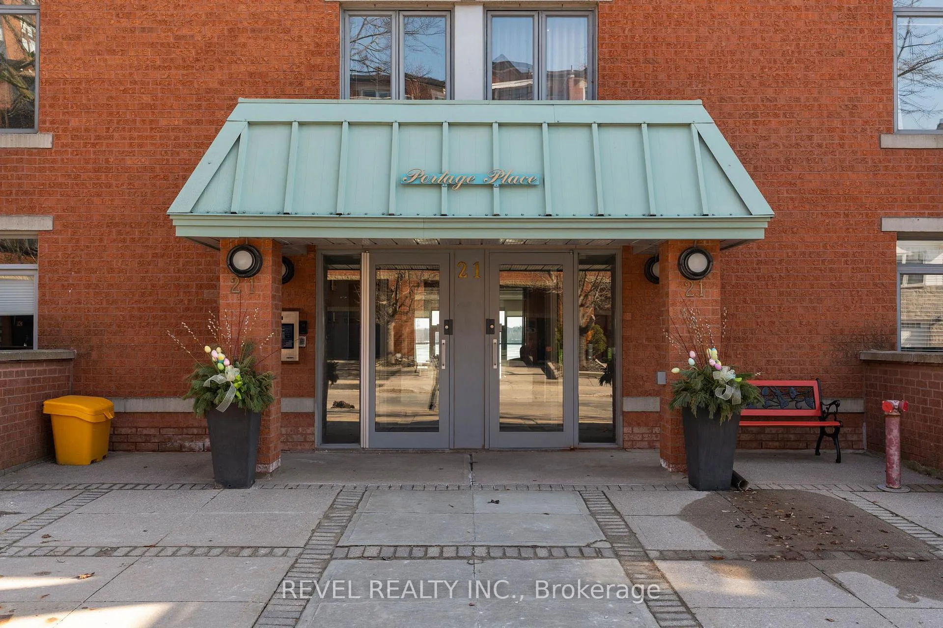 Photo 3 of Unit 304, 21 Kempenfelt Drive, Barrie, North Shore — HOMEH