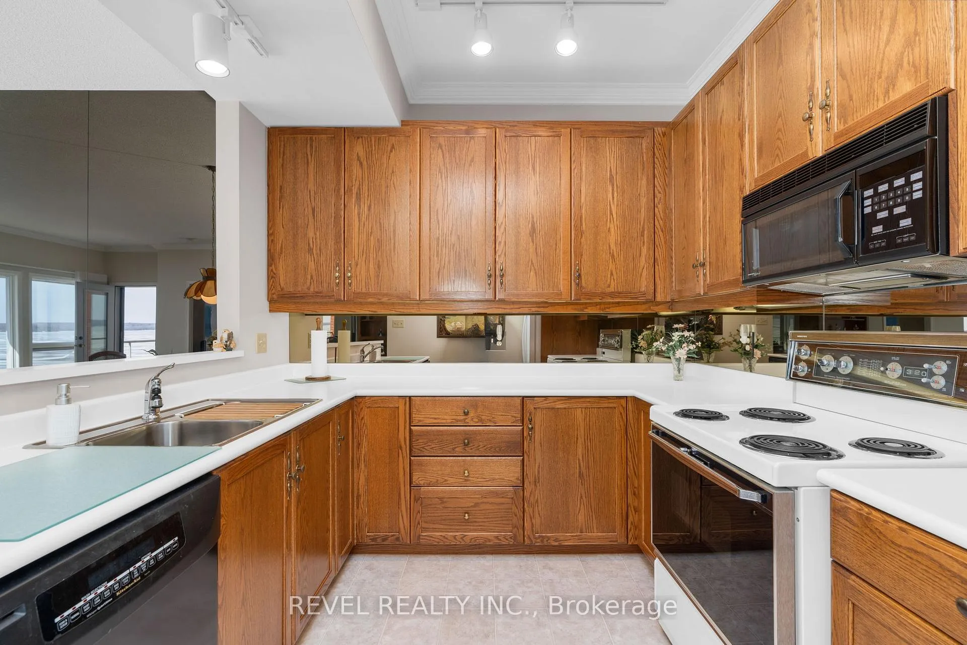 Photo 17 of Unit 304, 21 Kempenfelt Drive, Barrie, North Shore — HOMEH