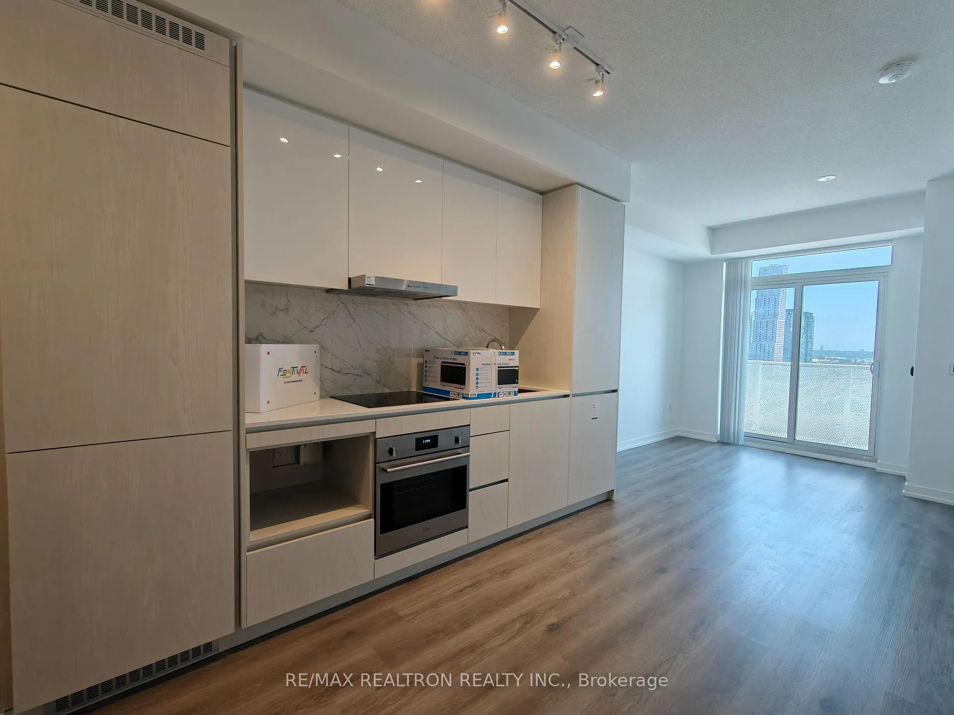 Photo 7 of Unit 2209, 28 Interchange Way, Vaughan, Vaughan Corporate Centre — HOMEH