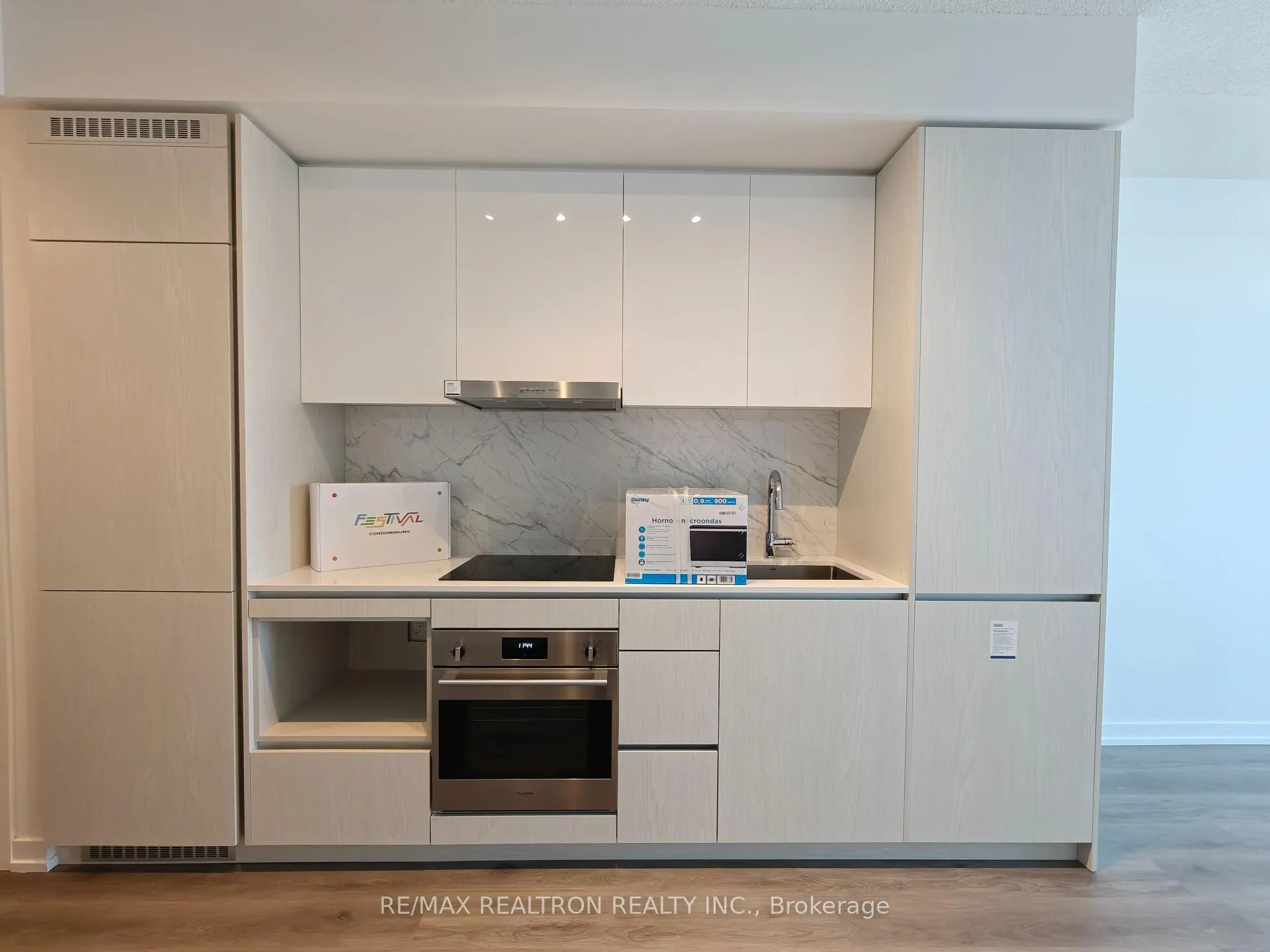 Photo 8 of Unit 2209, 28 Interchange Way, Vaughan, Vaughan Corporate Centre — HOMEH