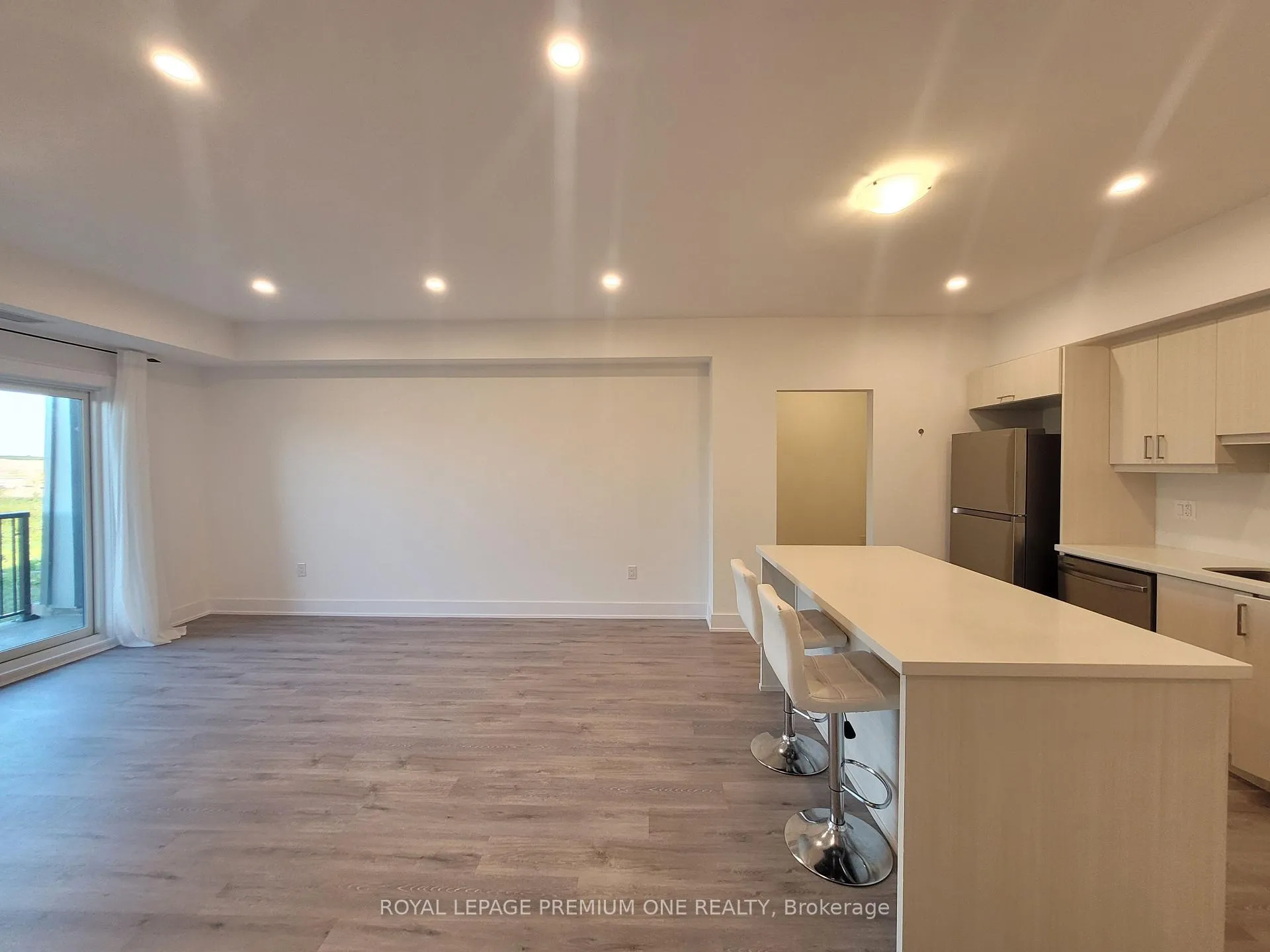 Photo 4 of Unit 408, 1 Chef Lane, Barrie, Rural Barrie Southeast — HOMEH