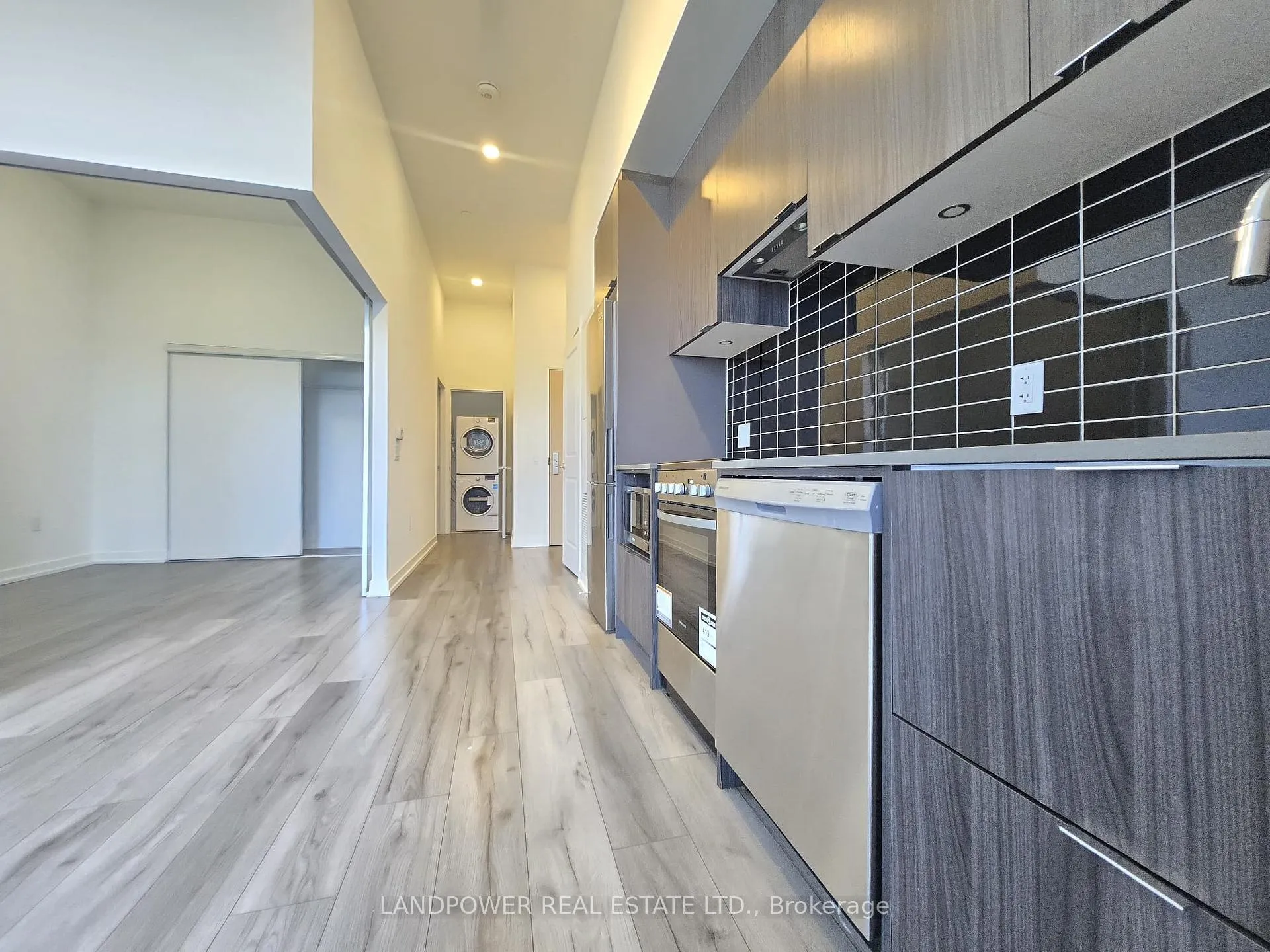Front of Unit 5505, 395 Bloor Street E