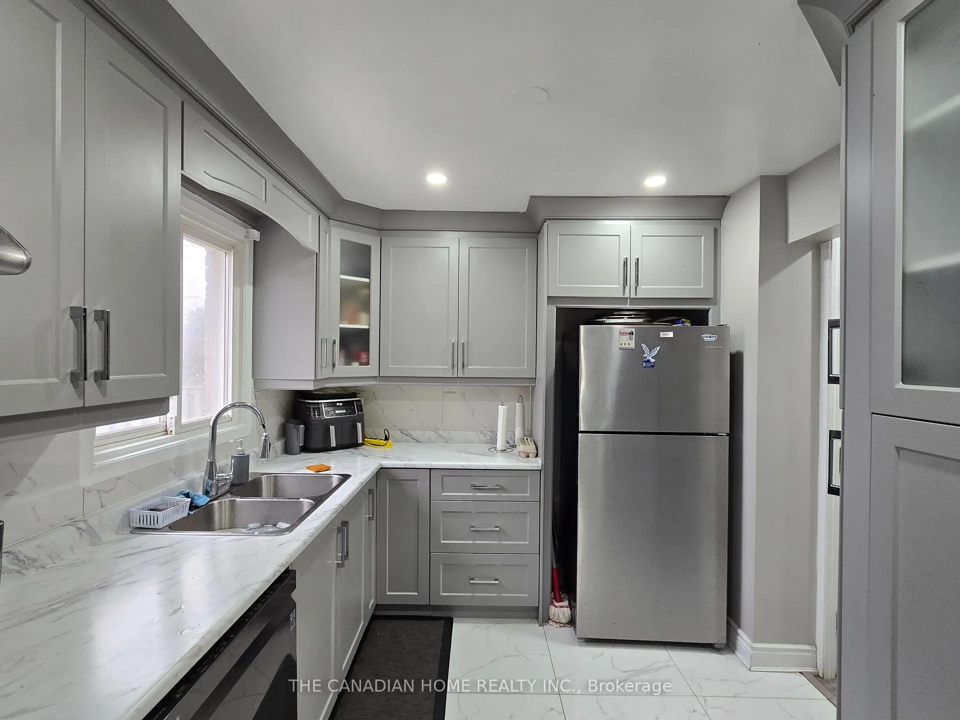 Photo 8 of 12 Norma Crescent, Brampton, Westgate — HOMEH