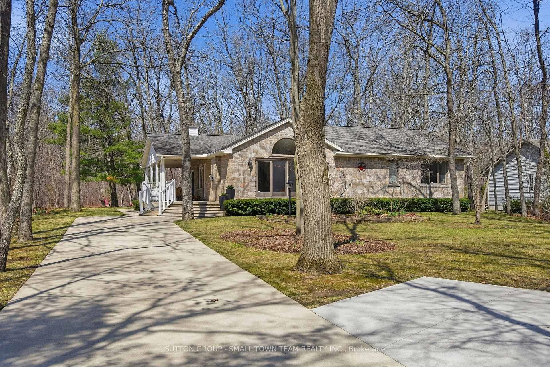 Photo 1 of 8816 Timberwood Trail, Lambton Shores, Grand Bend — HOMEH