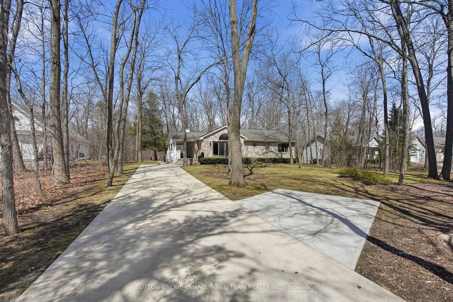 Photo 2 of 8816 Timberwood Trail, Lambton Shores, Grand Bend — HOMEH