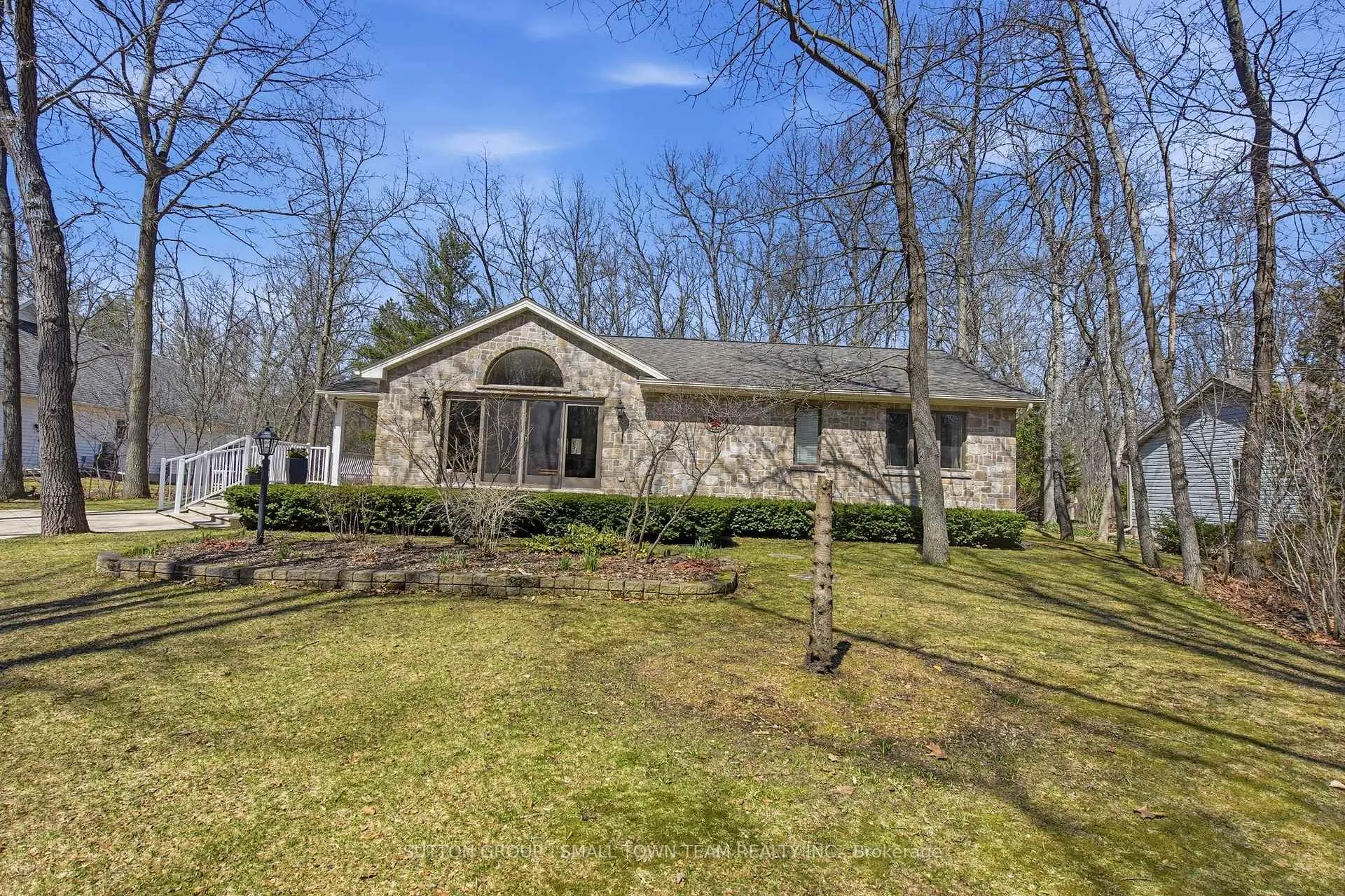 Photo 3 of 8816 Timberwood Trail, Lambton Shores, Grand Bend — HOMEH