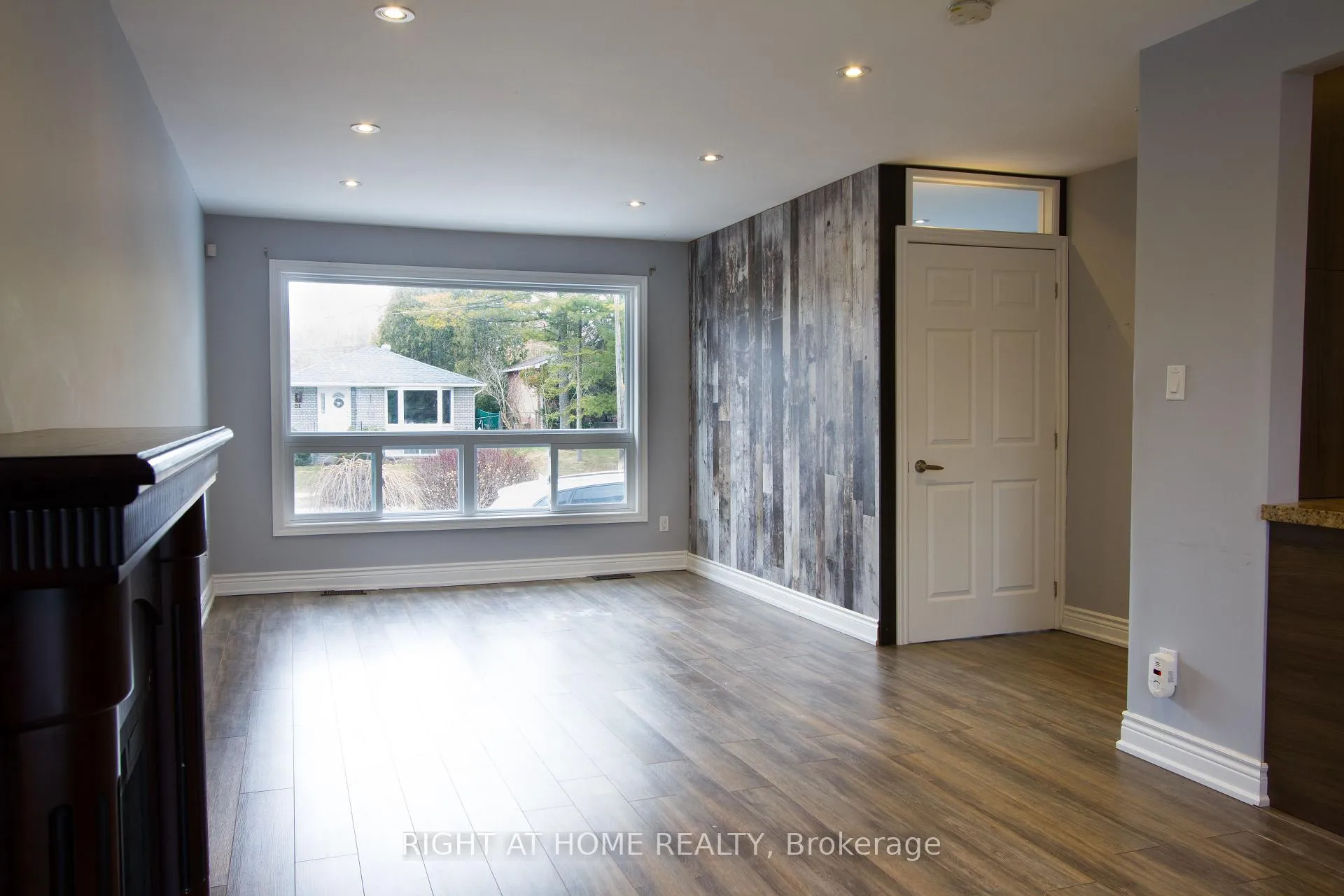 Photo 2 of Unit Main, 40 Foreht Crescent, Aurora, Aurora Heights — HOMEH