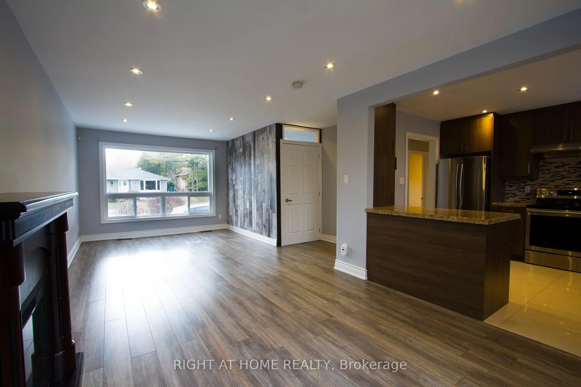 Photo 3 of Unit Main, 40 Foreht Crescent, Aurora, Aurora Heights — HOMEH