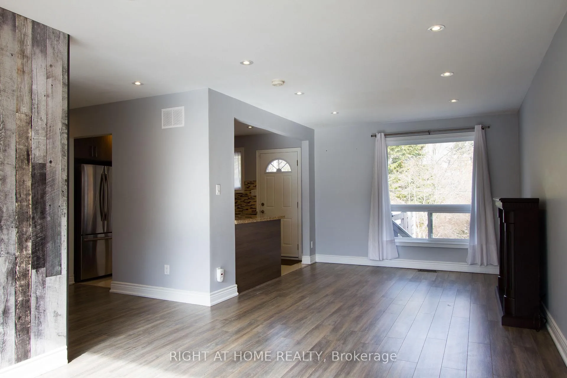 Photo 4 of Unit Main, 40 Foreht Crescent, Aurora, Aurora Heights — HOMEH