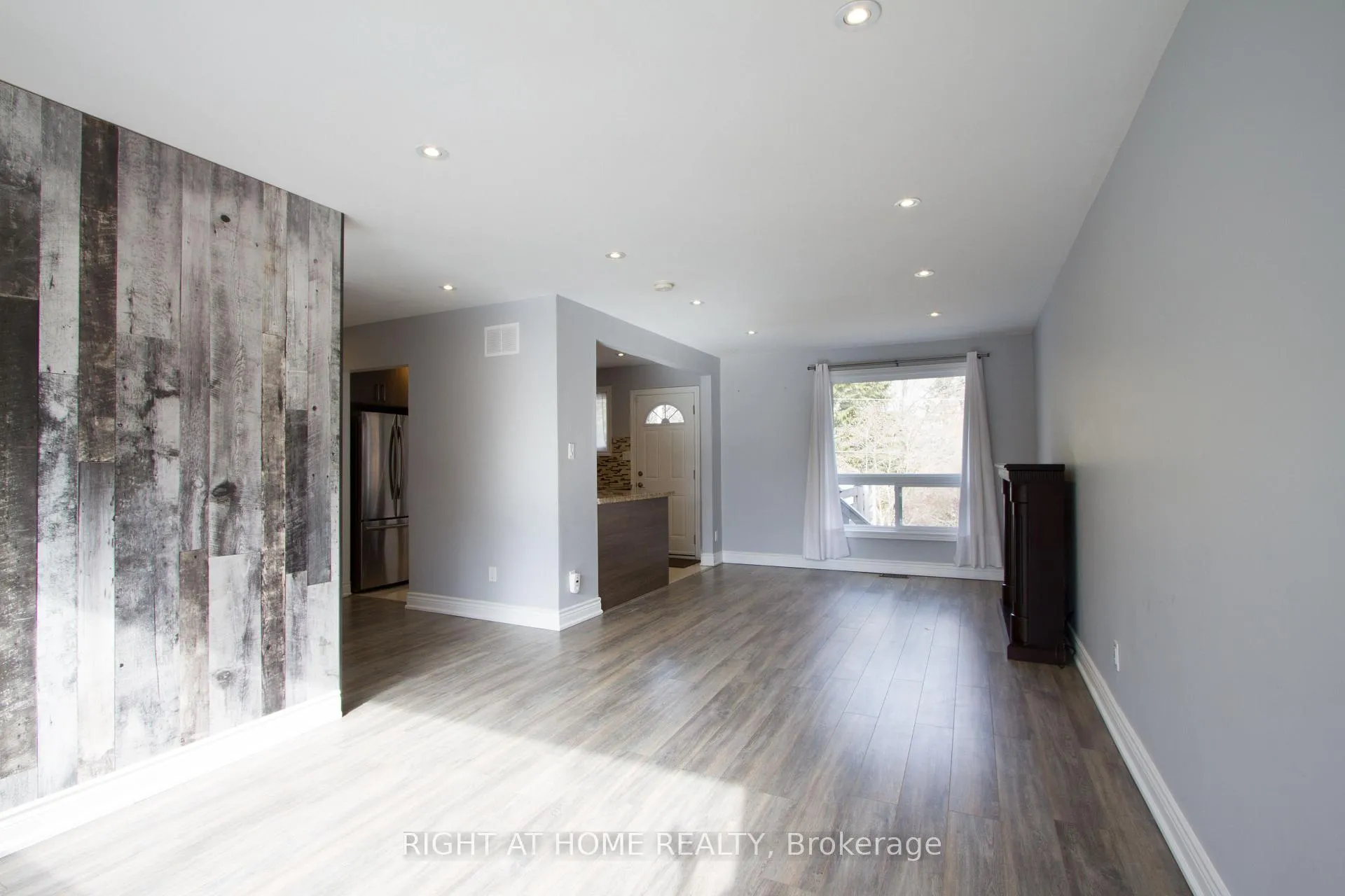 Photo 5 of Unit Main, 40 Foreht Crescent, Aurora, Aurora Heights — HOMEH