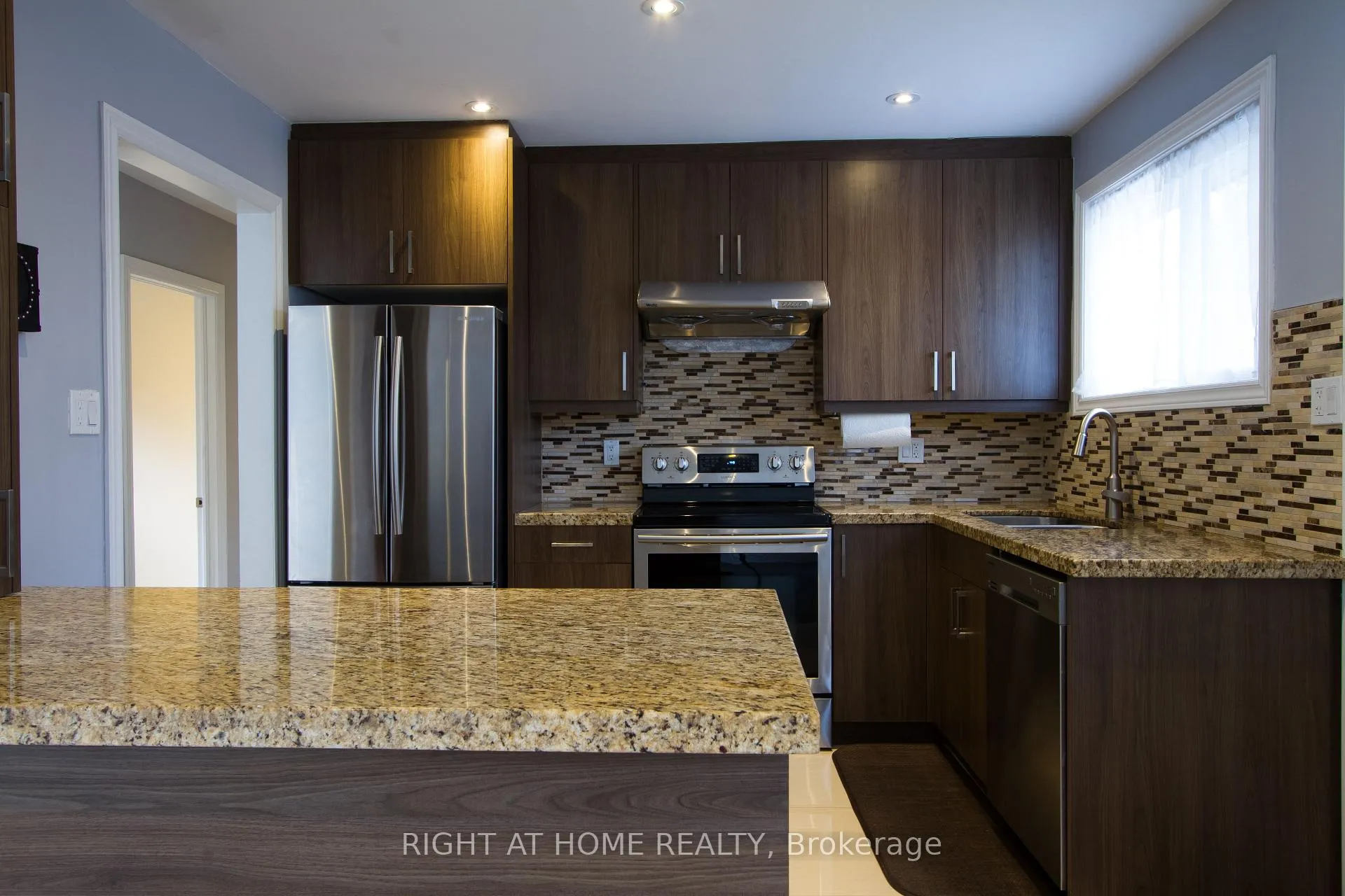 Photo 6 of Unit Main, 40 Foreht Crescent, Aurora, Aurora Heights — HOMEH