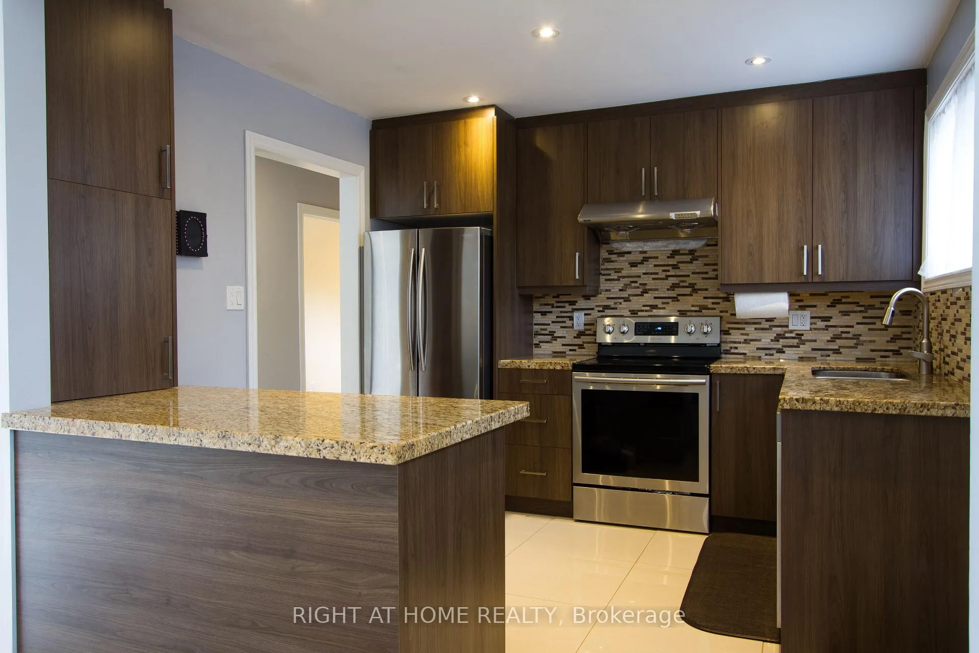 Photo 7 of Unit Main, 40 Foreht Crescent, Aurora, Aurora Heights — HOMEH