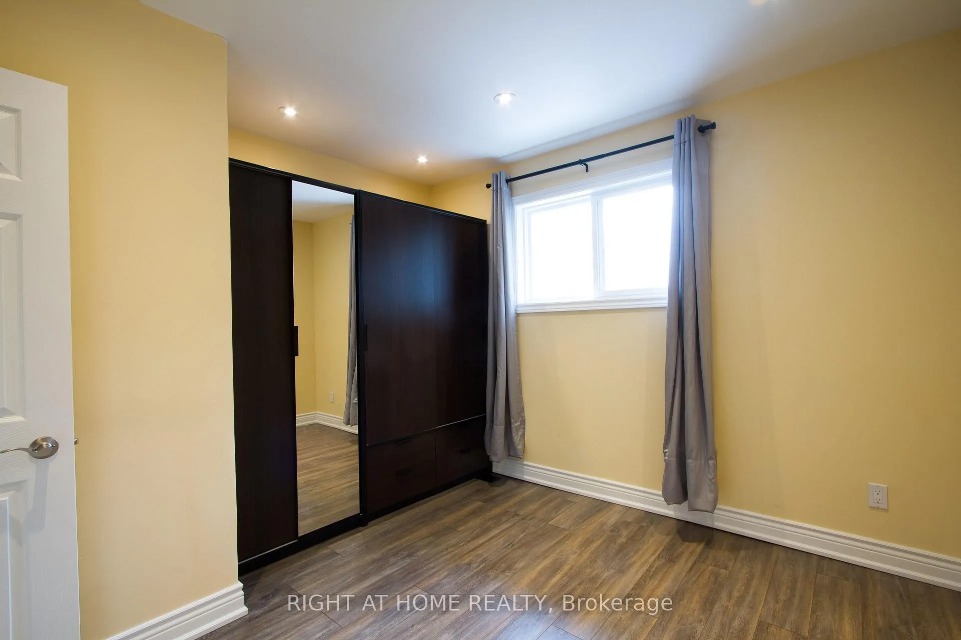 Photo 8 of Unit Main, 40 Foreht Crescent, Aurora, Aurora Heights — HOMEH