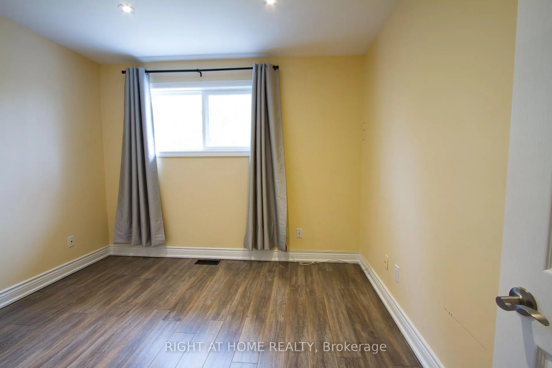 Photo 9 of Unit Main, 40 Foreht Crescent, Aurora, Aurora Heights — HOMEH