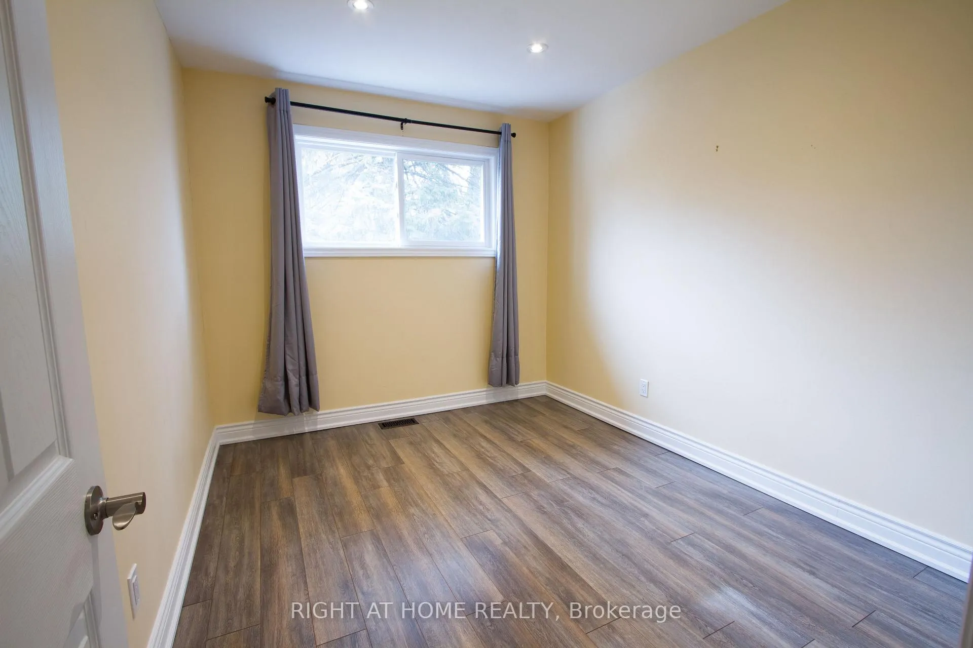 Photo 10 of Unit Main, 40 Foreht Crescent, Aurora, Aurora Heights — HOMEH