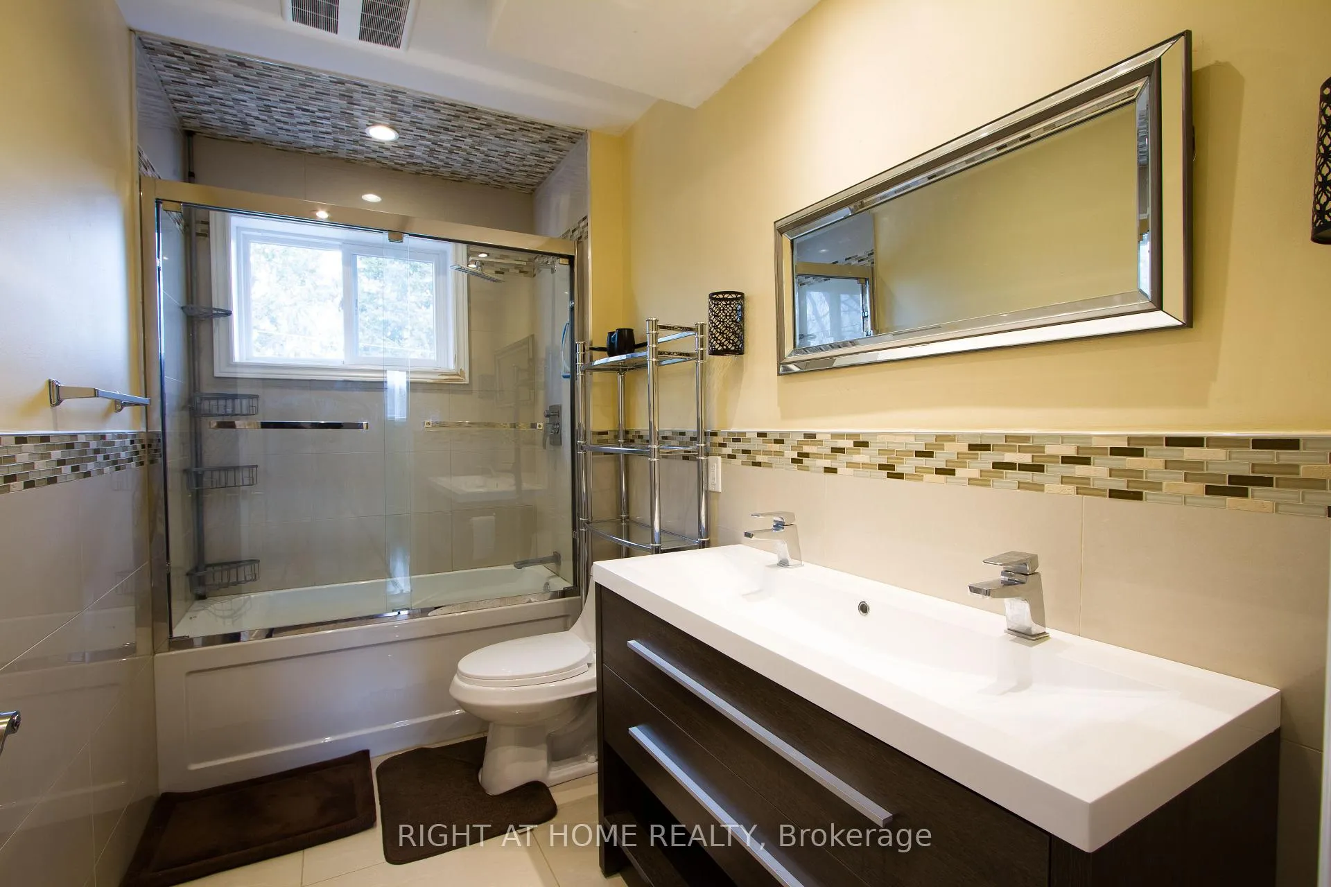 Photo 11 of Unit Main, 40 Foreht Crescent, Aurora, Aurora Heights — HOMEH