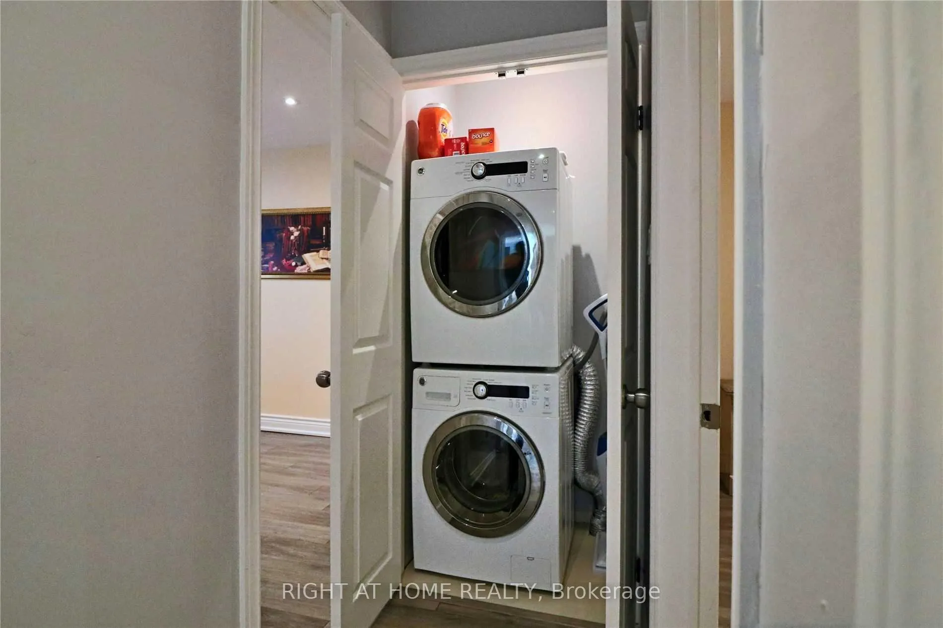Photo 14 of Unit Main, 40 Foreht Crescent, Aurora, Aurora Heights — HOMEH
