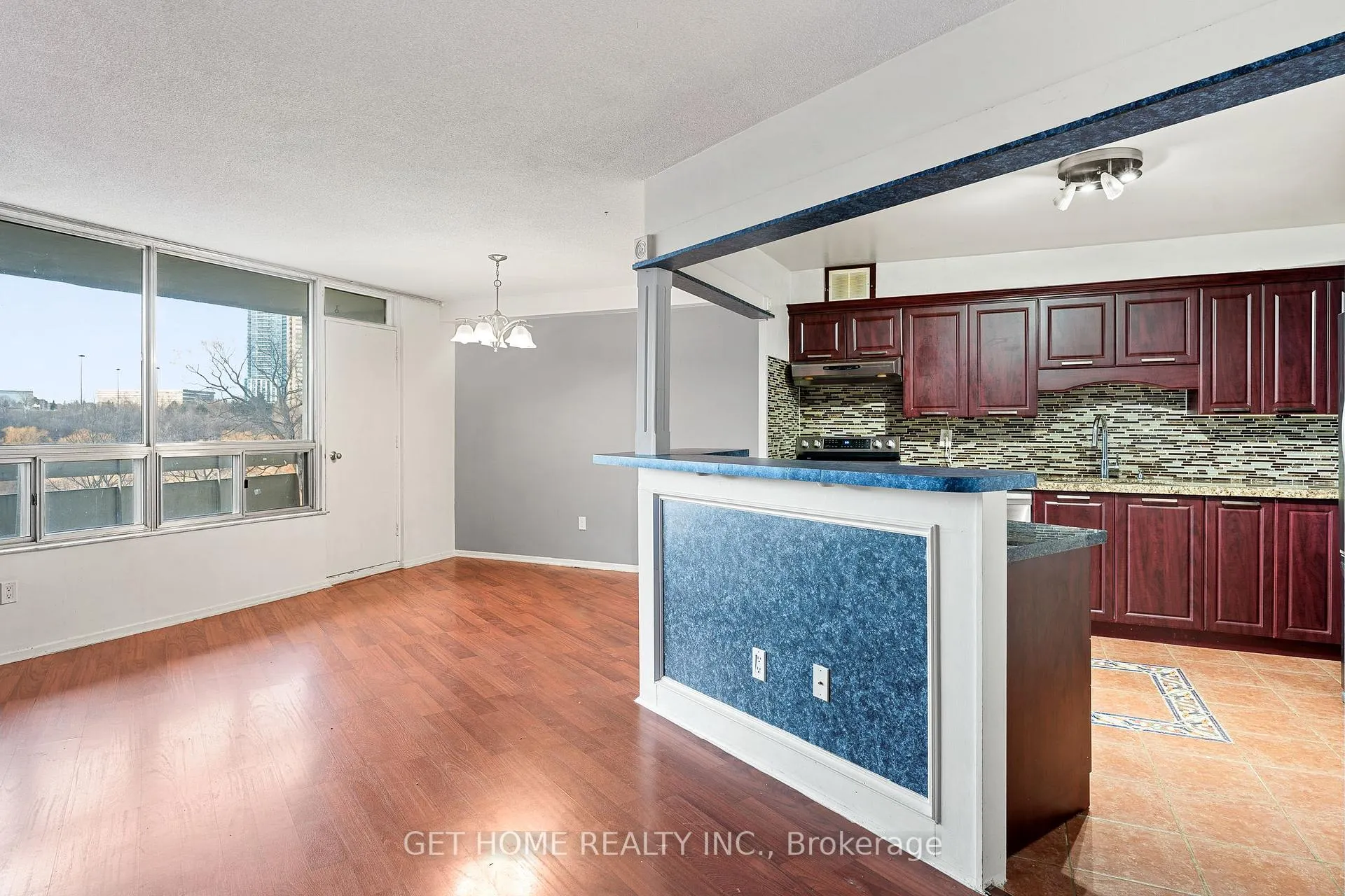 Photo 3 of Unit 601, 20 Edgecliffe Golfway, Toronto, Flemingdon Park — HOMEH