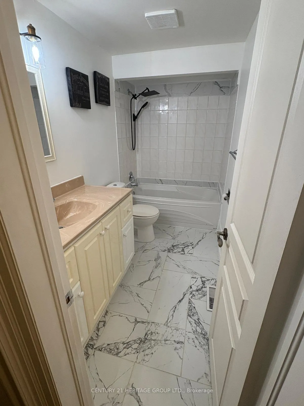 Photo 18 of Unit MAIN, 9 Dunham Crescent, Aurora, Aurora Heights — HOMEH