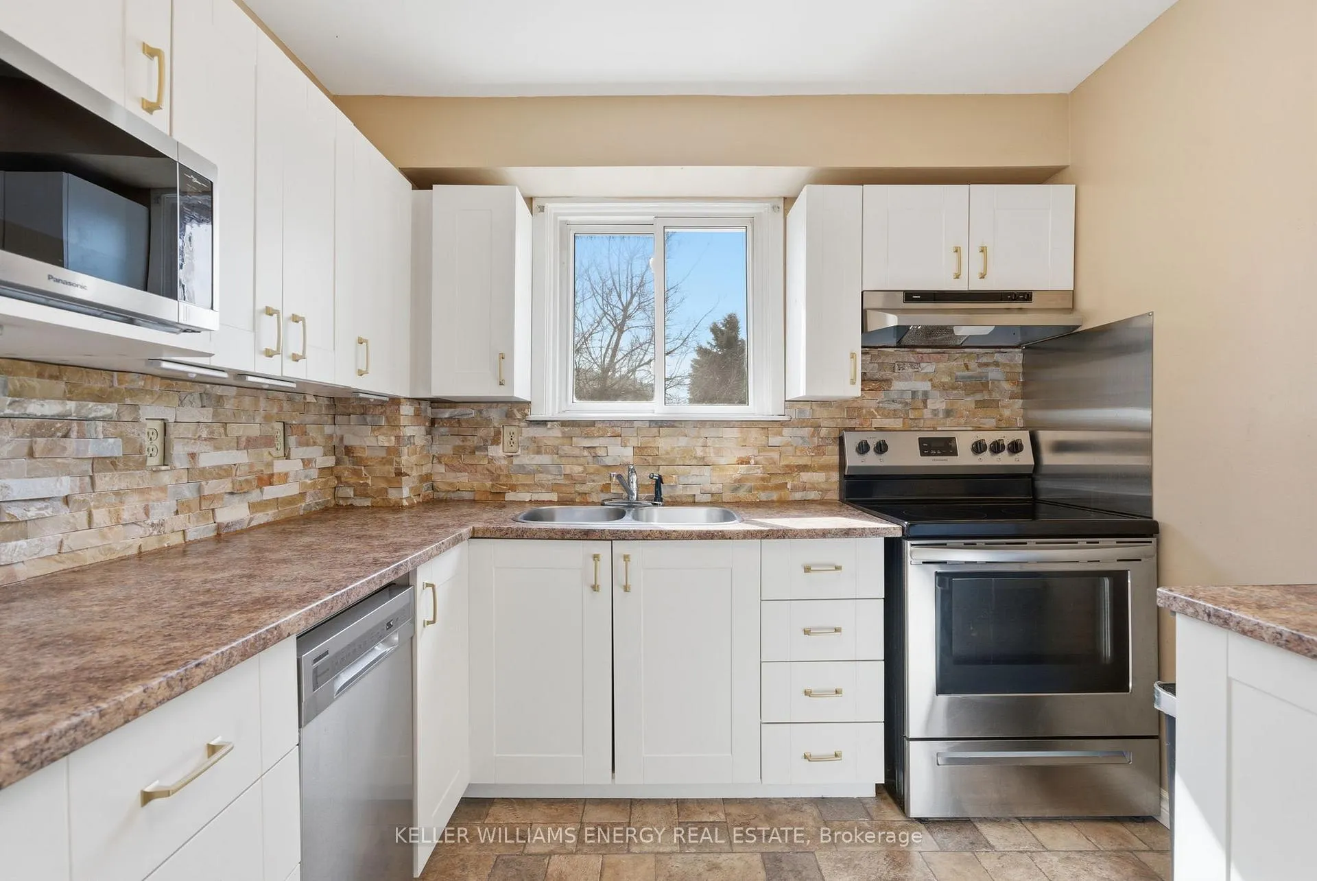 Photo 3 of 428 Lesabre Street, Oshawa, Eastdale — HOMEH