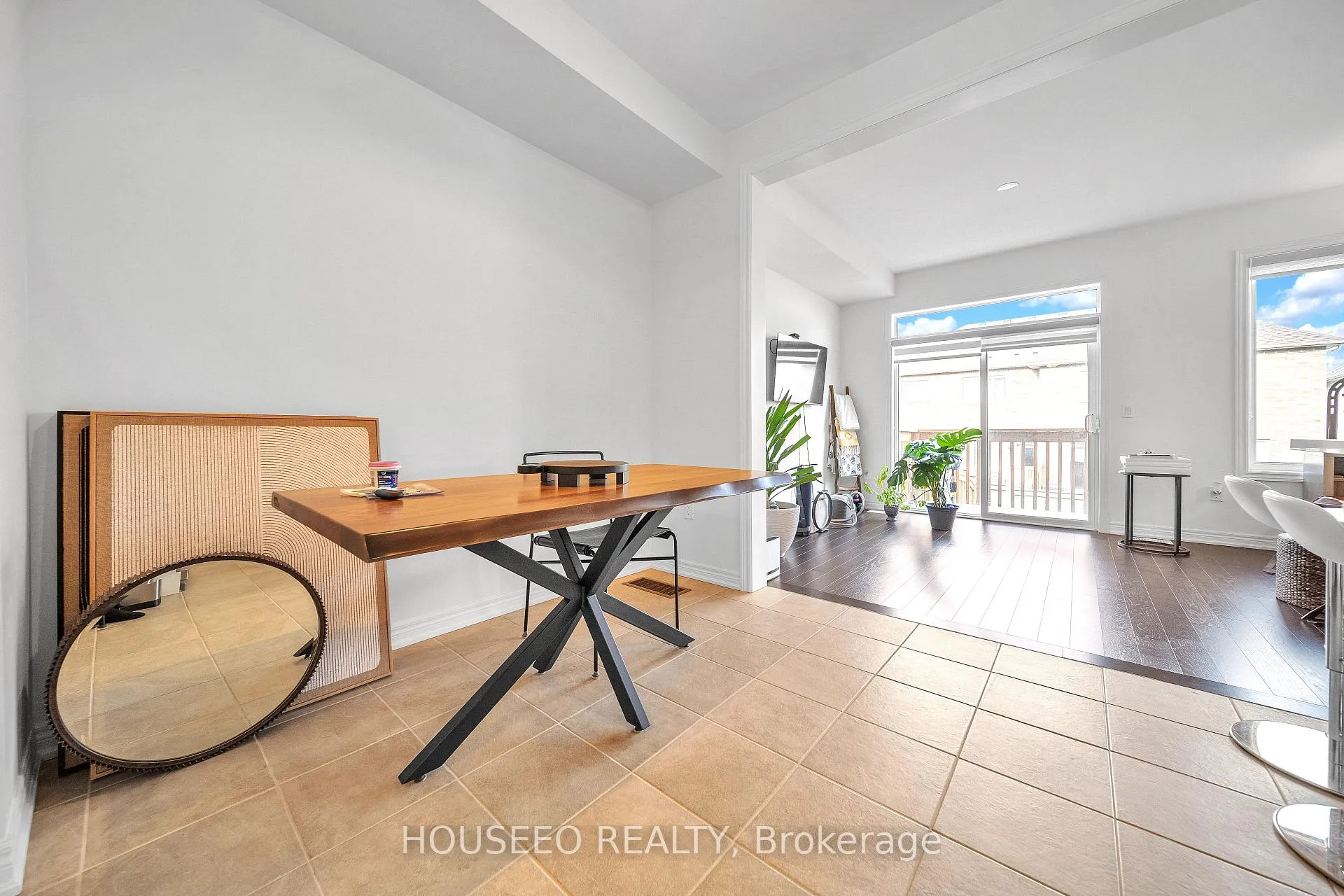 Photo 10 of 1077 Garner Road E, Hamilton, Meadowlands — HOMEH