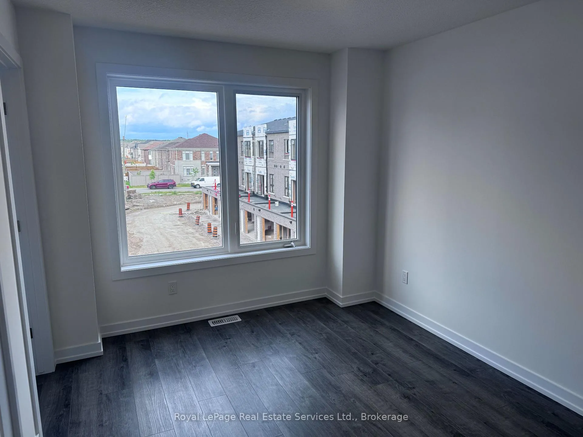 Photo 9 of 241 Burke Street, Hamilton, Waterdown — HOMEH