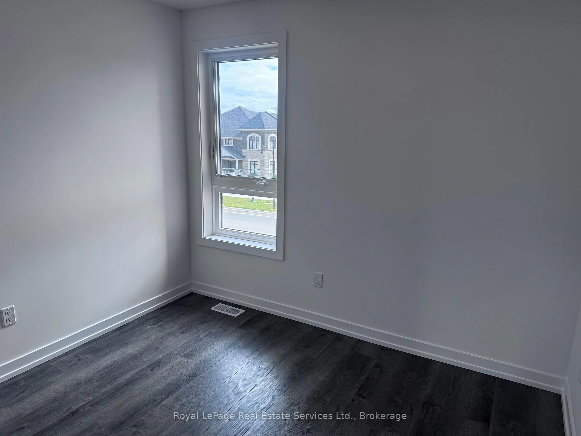 Photo 11 of 241 Burke Street, Hamilton, Waterdown — HOMEH