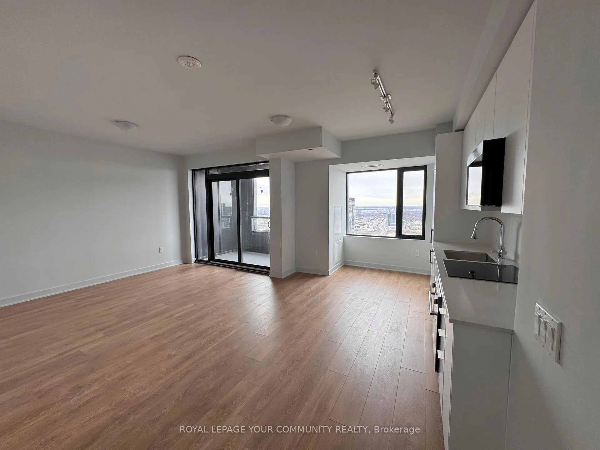 Photo 5 of Unit 5105, 2920 Highway 7 W, Vaughan, Concord — HOMEH