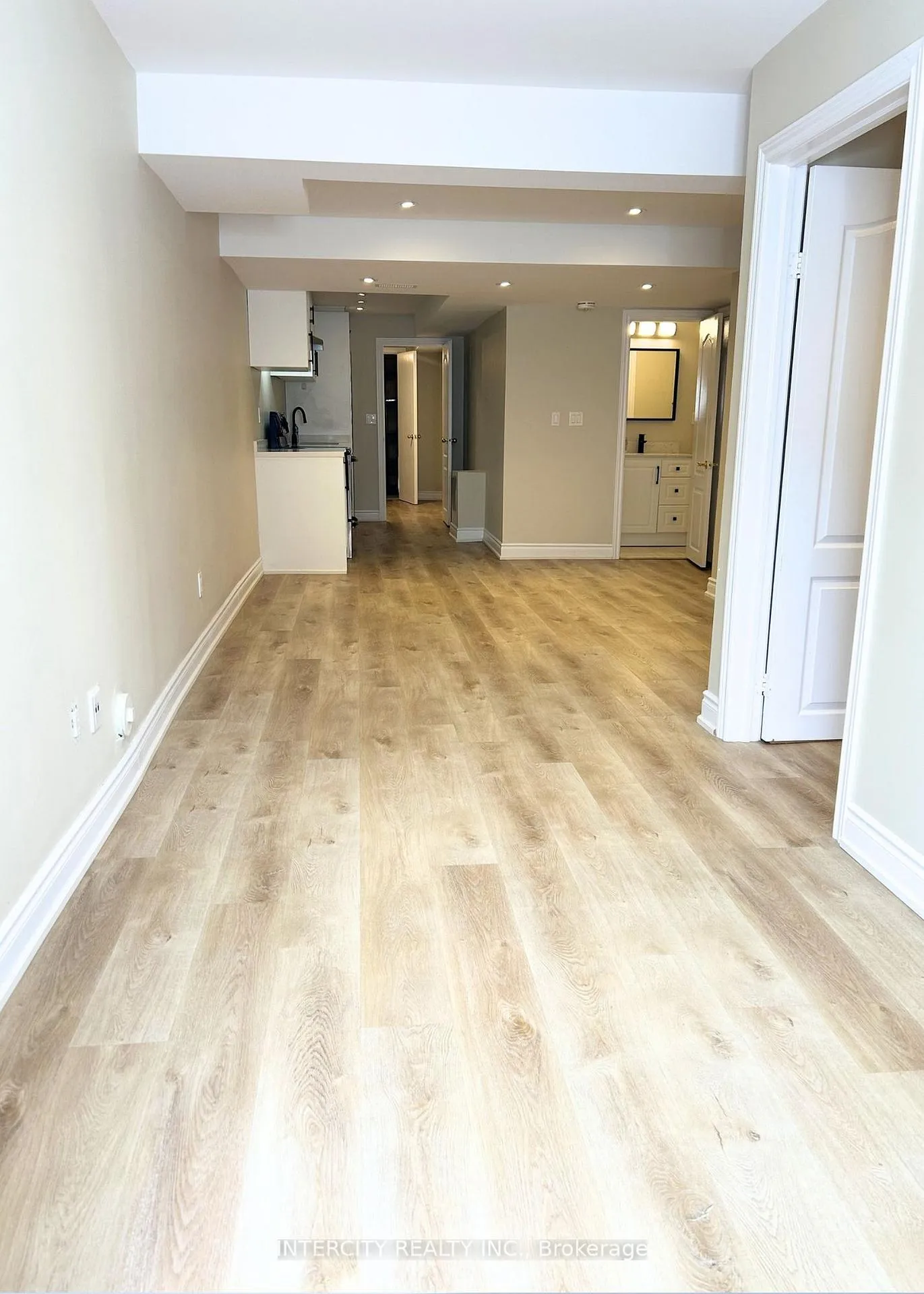 Photo 4 of Unit Basement, 30 Oak Park Crescent, Vaughan, Rural Vaughan — HOMEH