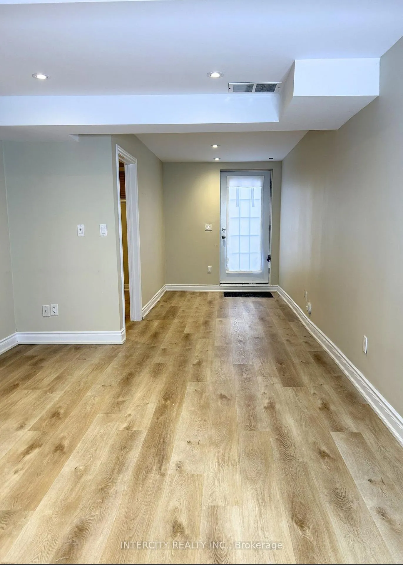 Photo 5 of Unit Basement, 30 Oak Park Crescent, Vaughan, Rural Vaughan — HOMEH