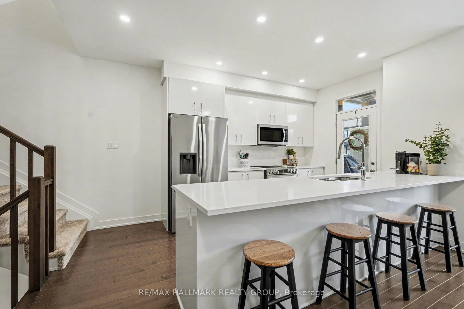 Photo 9 of 61 Arinto Place, Ottawa, Kanata - Emerald Meadows/Trailwest — HOMEH