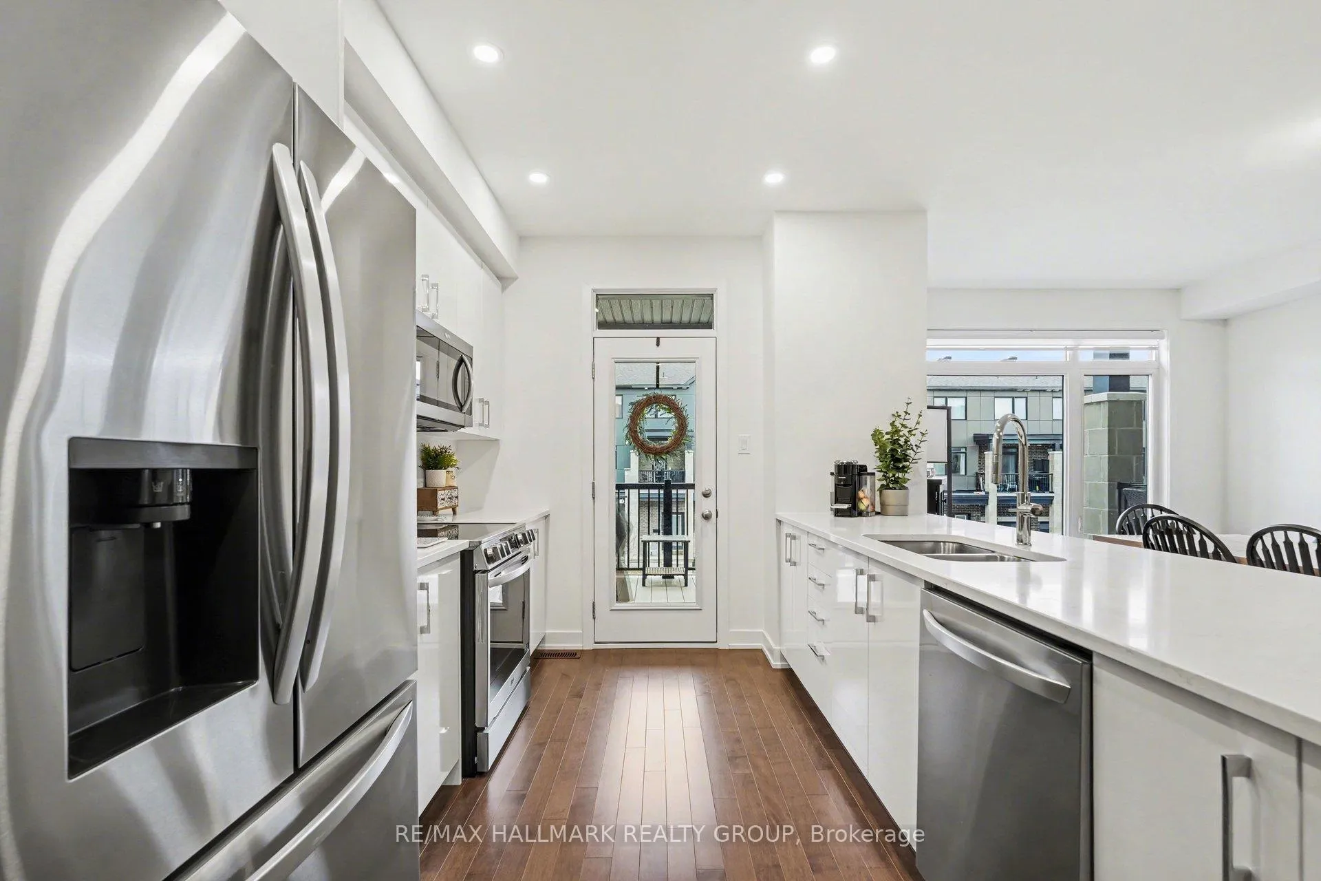 Photo 10 of 61 Arinto Place, Ottawa, Kanata - Emerald Meadows/Trailwest — HOMEH