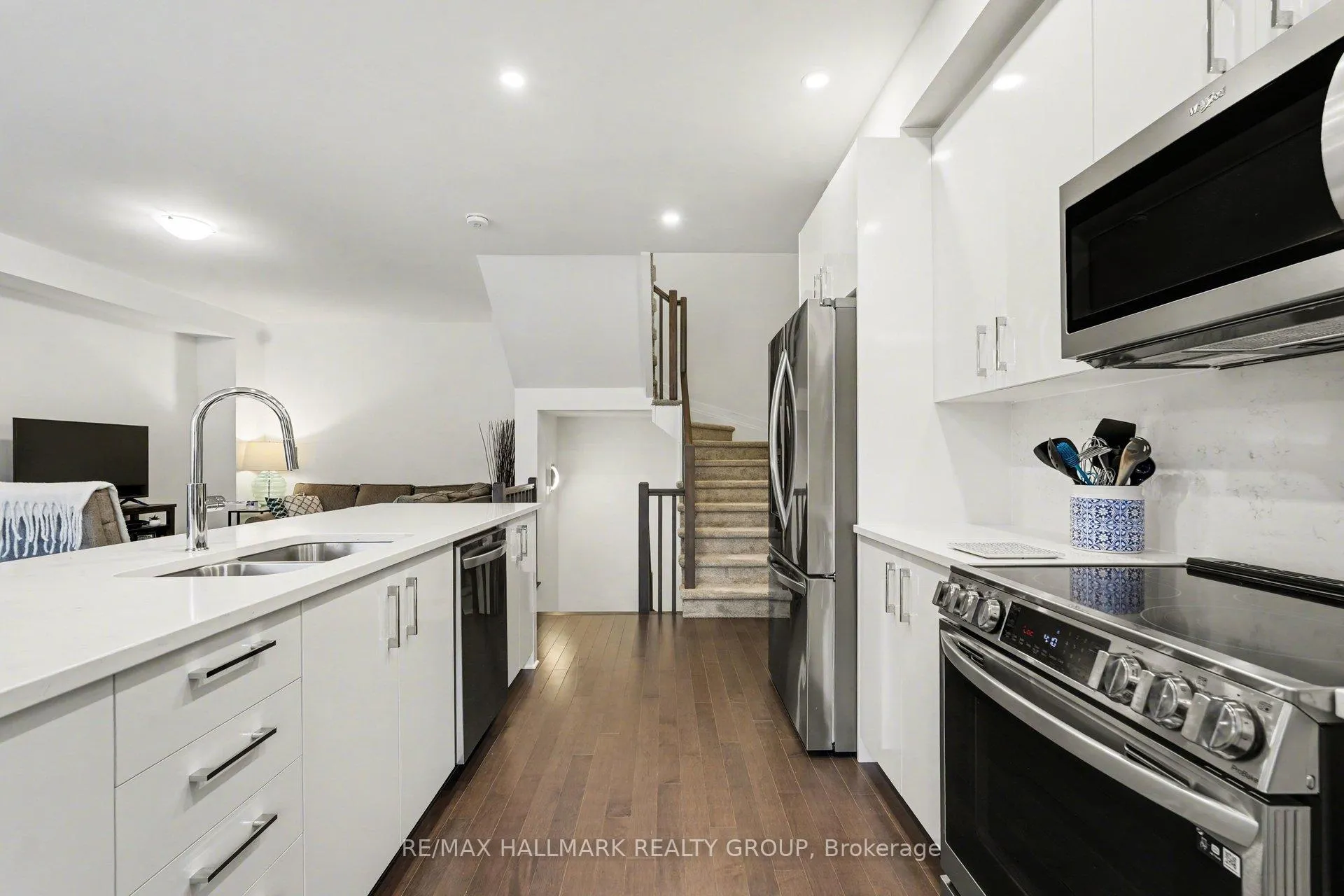 Photo 11 of 61 Arinto Place, Ottawa, Kanata - Emerald Meadows/Trailwest — HOMEH