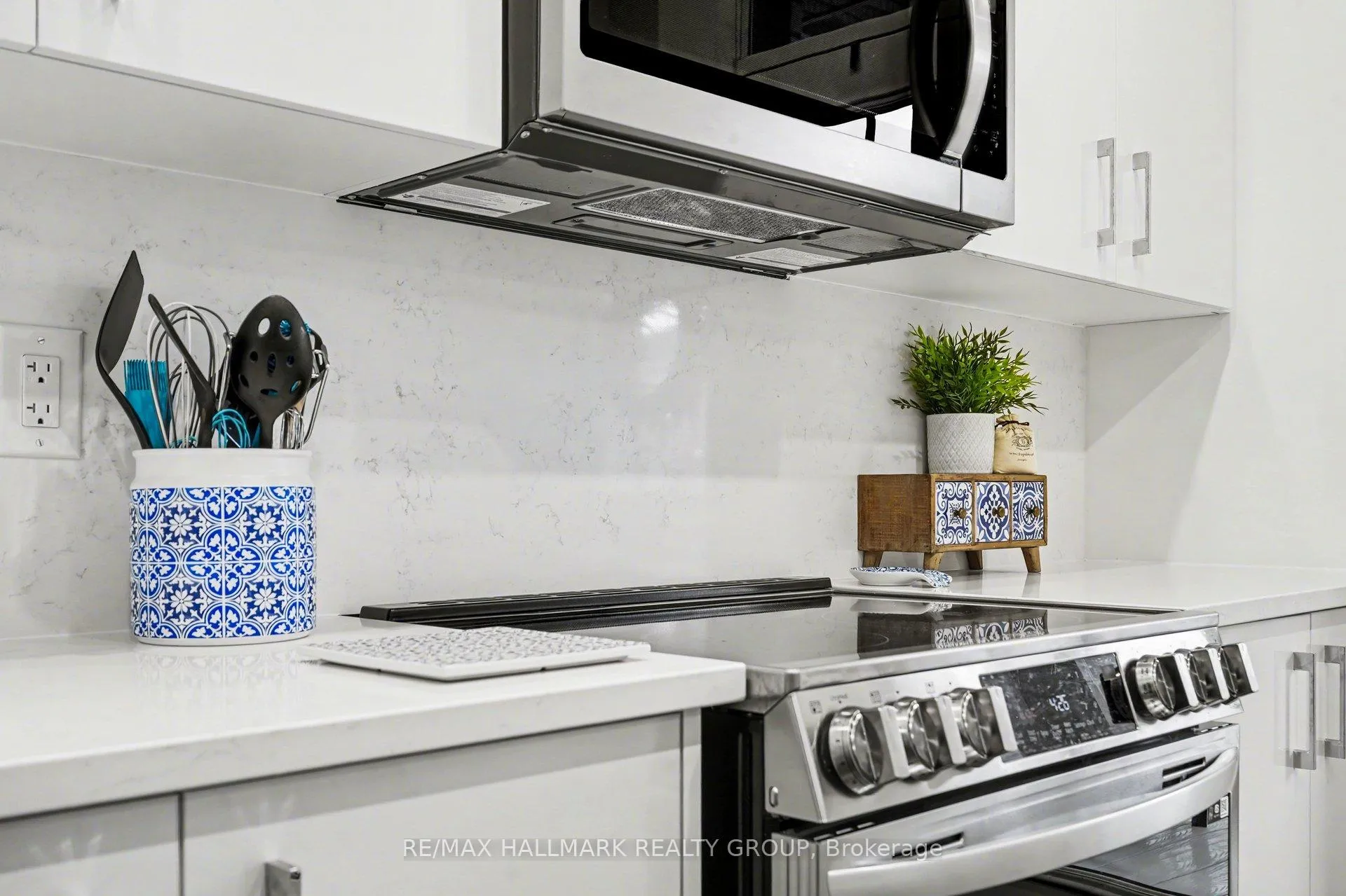 Photo 12 of 61 Arinto Place, Ottawa, Kanata - Emerald Meadows/Trailwest — HOMEH