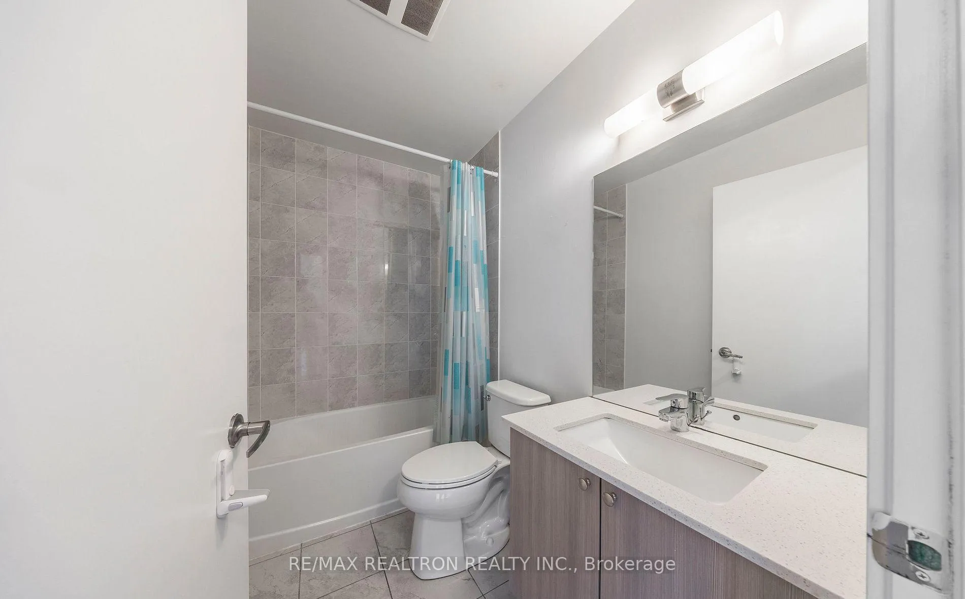 Photo 3 of Unit 2201, 1255 Bayly Street, Pickering, Bay Ridges — HOMEH