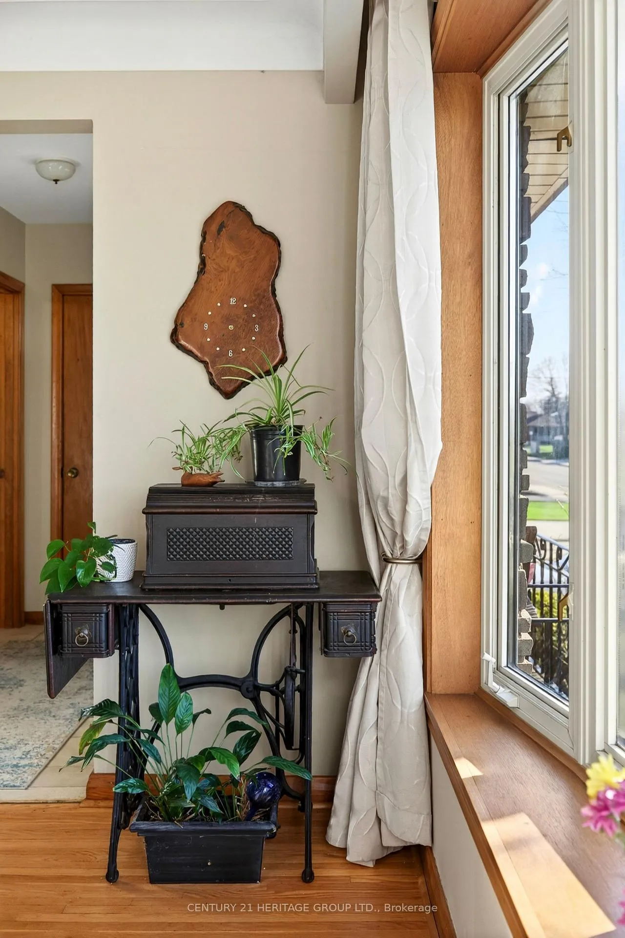 Photo 10 of 98 Cameo Avenue, Hamilton, Macassa — HOMEH