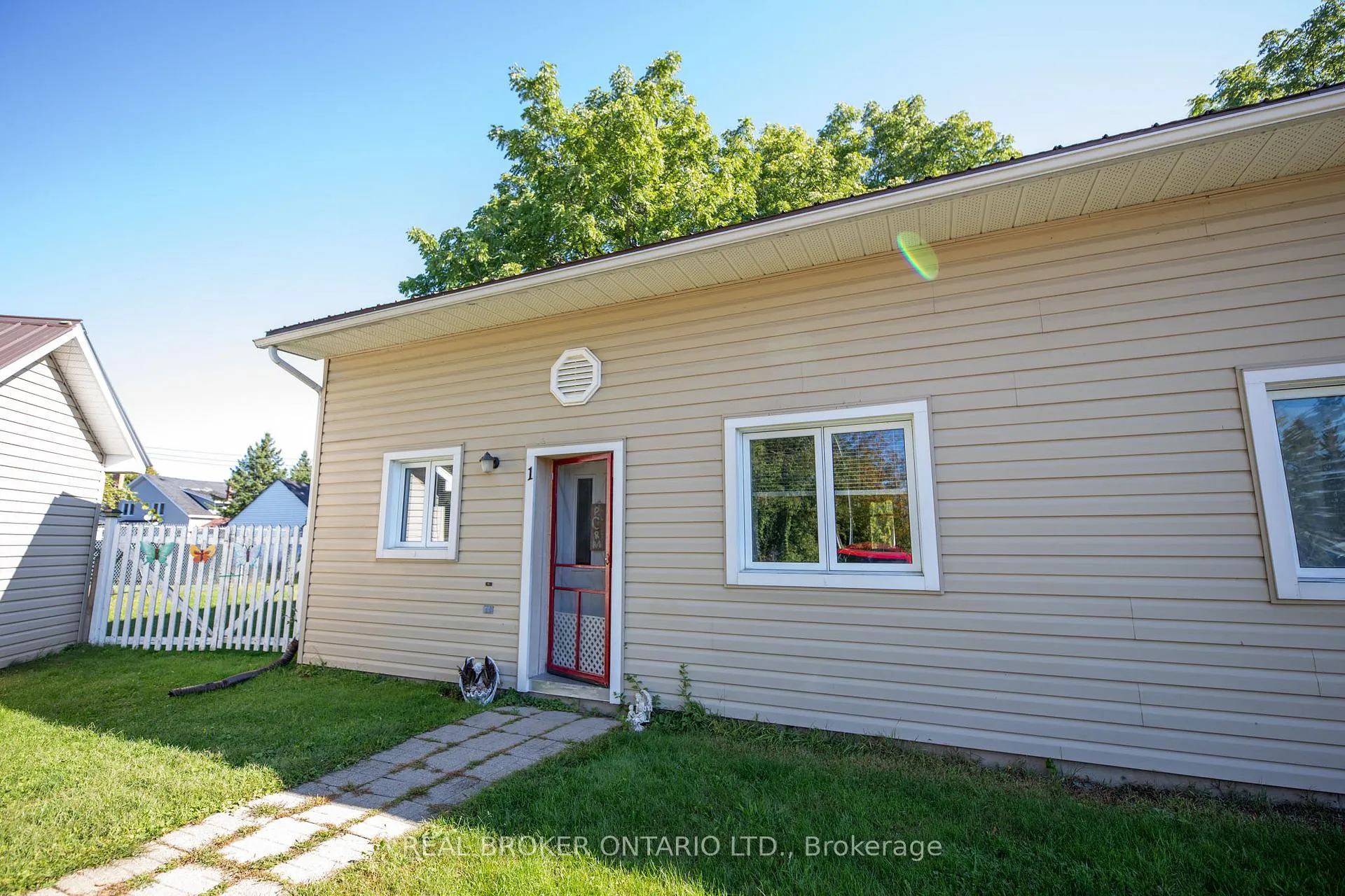 Photo 2 of Unit 1, 341 New Street E, Edwardsburgh/Cardinal, Town of Cardinal — HOMEH