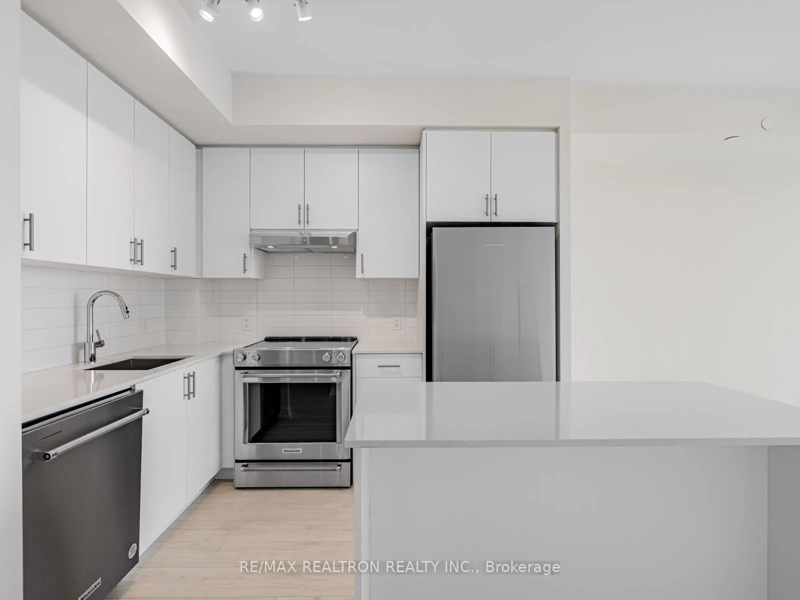 Photo 4 of Unit 217, 27 Korda Gate, Vaughan, Vellore Village — HOMEH