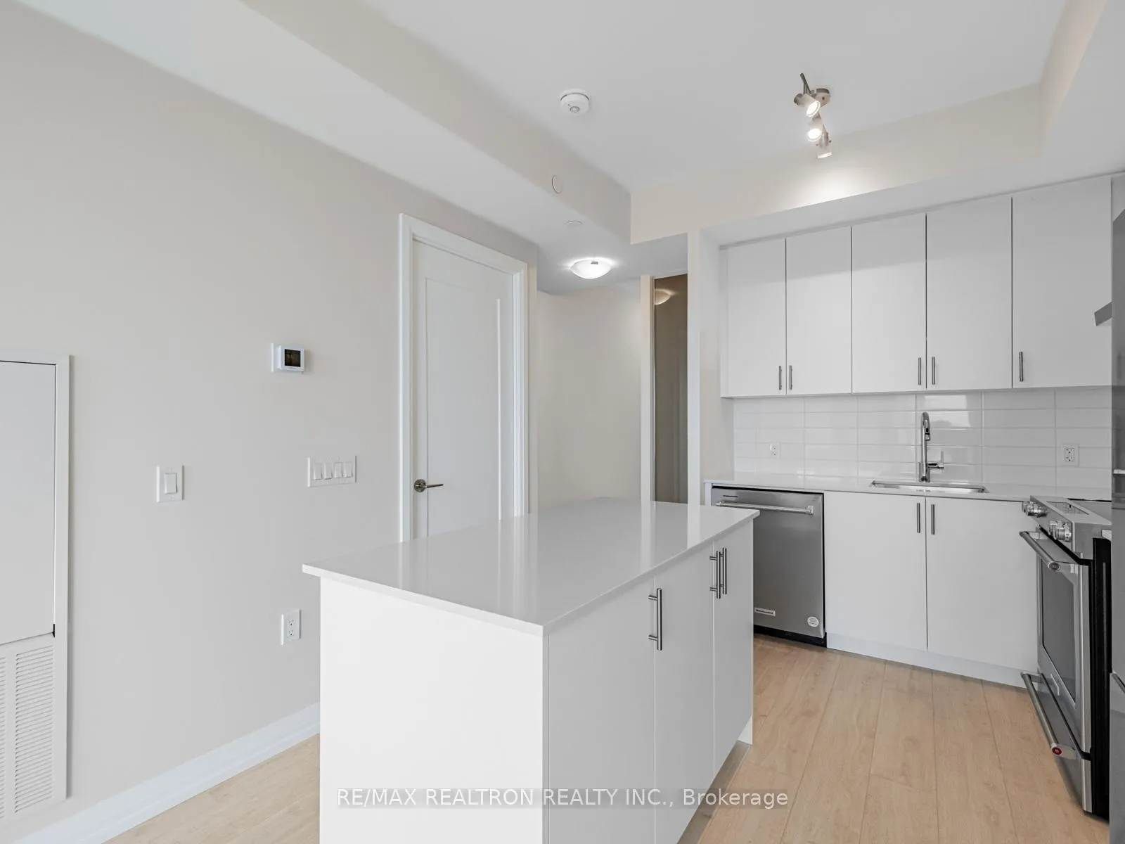Photo 6 of Unit 217, 27 Korda Gate, Vaughan, Vellore Village — HOMEH