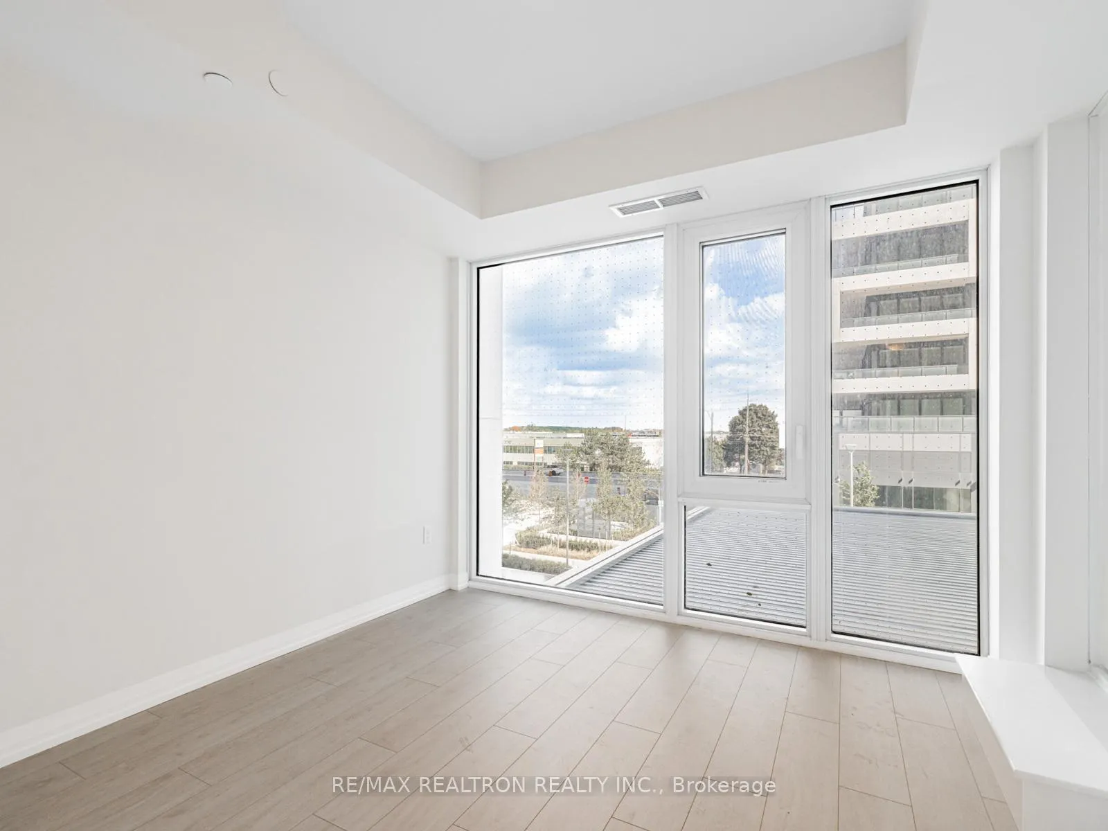Photo 10 of Unit 217, 27 Korda Gate, Vaughan, Vellore Village — HOMEH